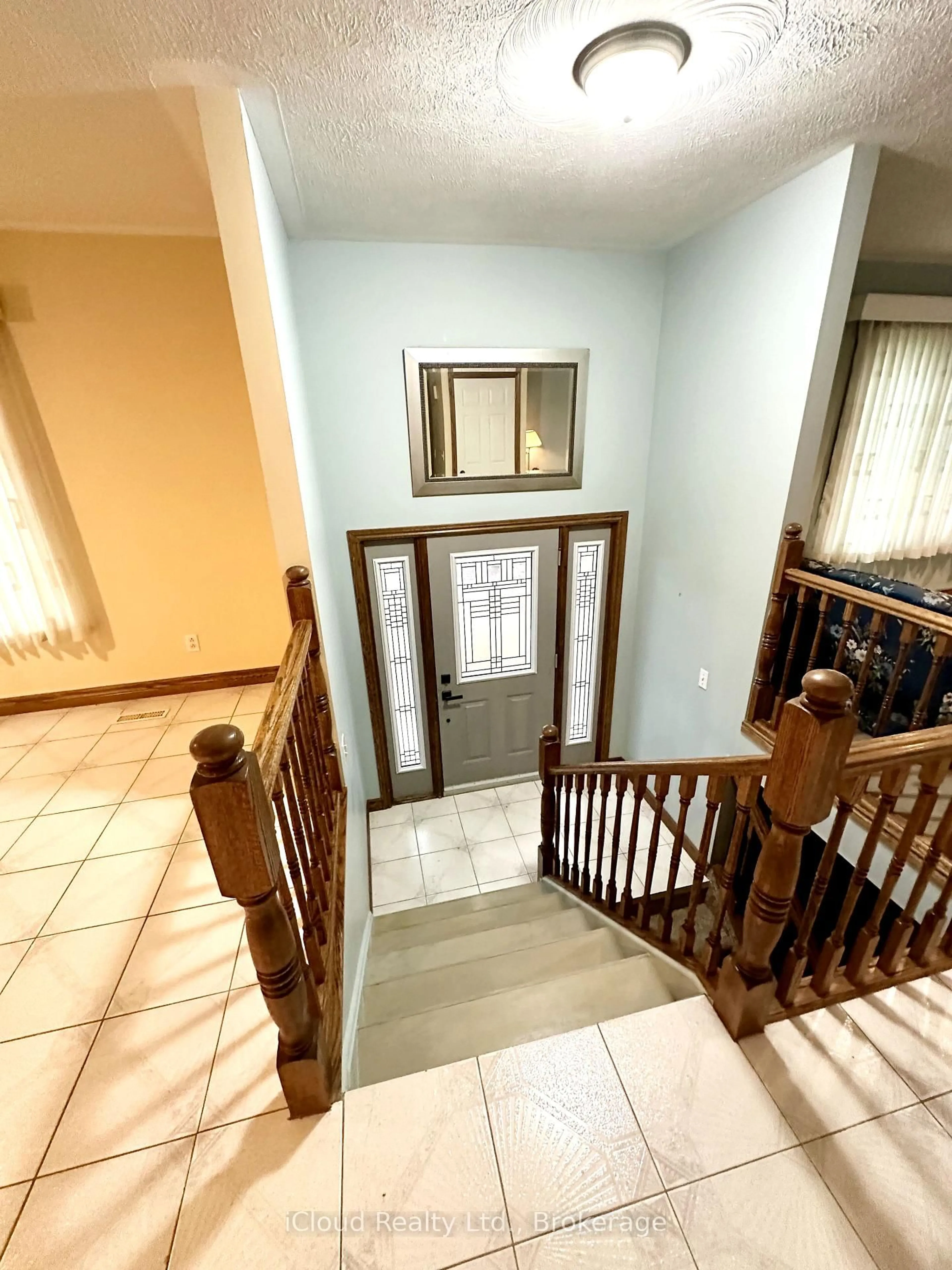 Indoor foyer for 86 Glendale Dr, Tillsonburg Ontario N4G 1J7