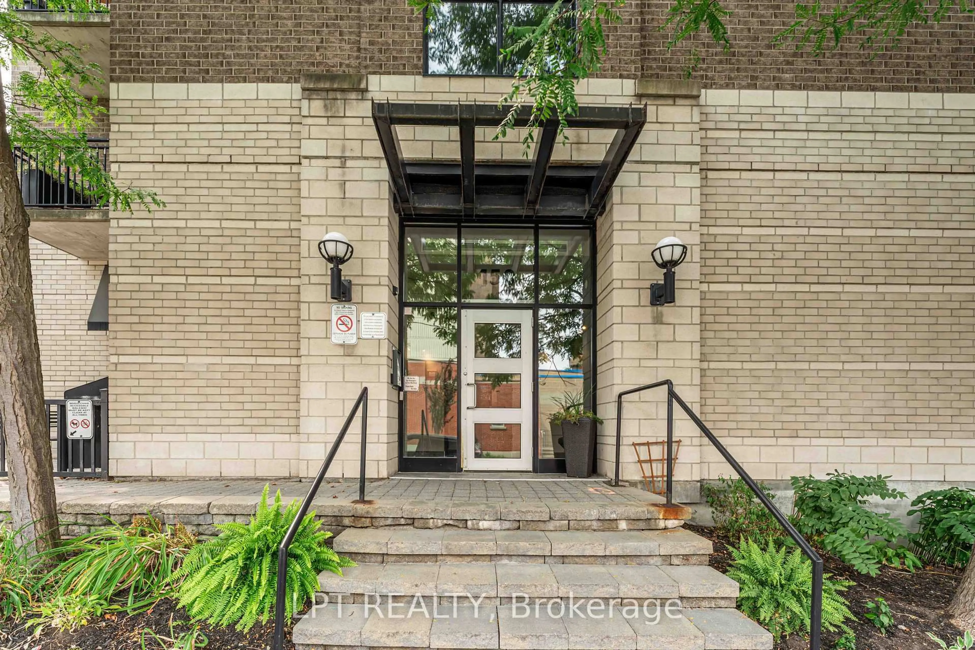 Indoor entryway for 150 Caroline Ave #206, Ottawa Ontario K1Y 4X8