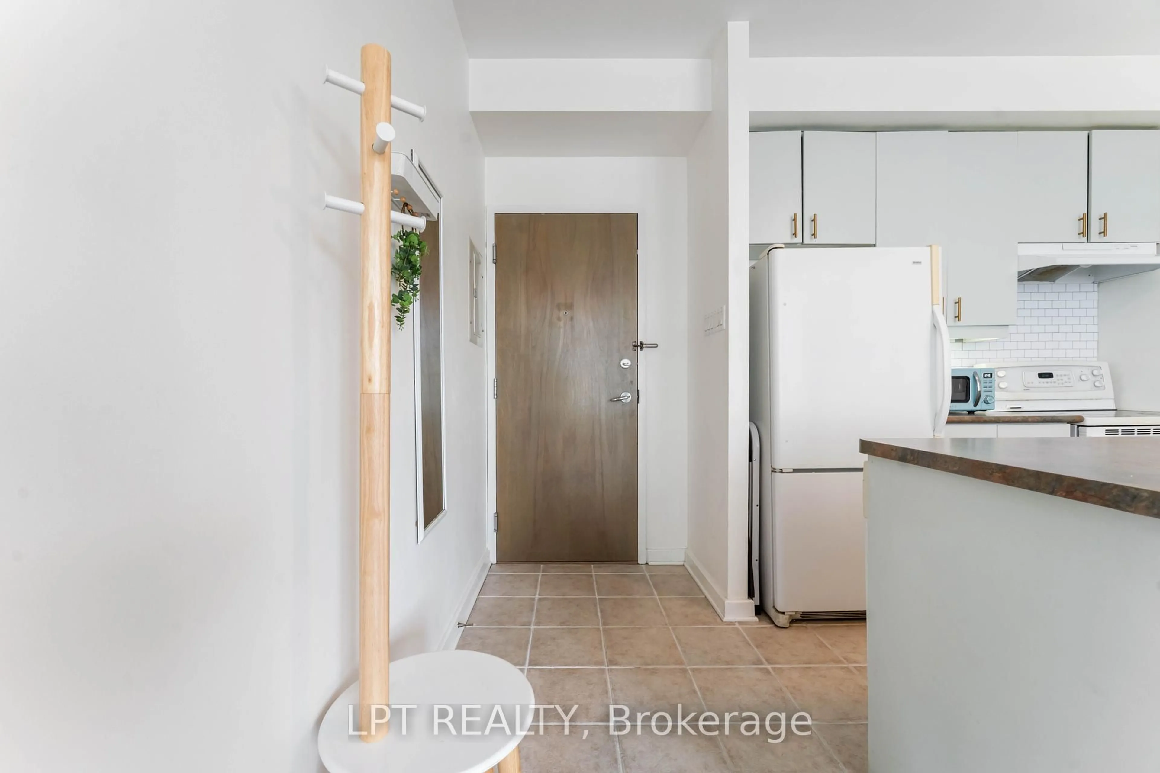 Indoor entryway for 150 Caroline Ave #206, Ottawa Ontario K1Y 4X8
