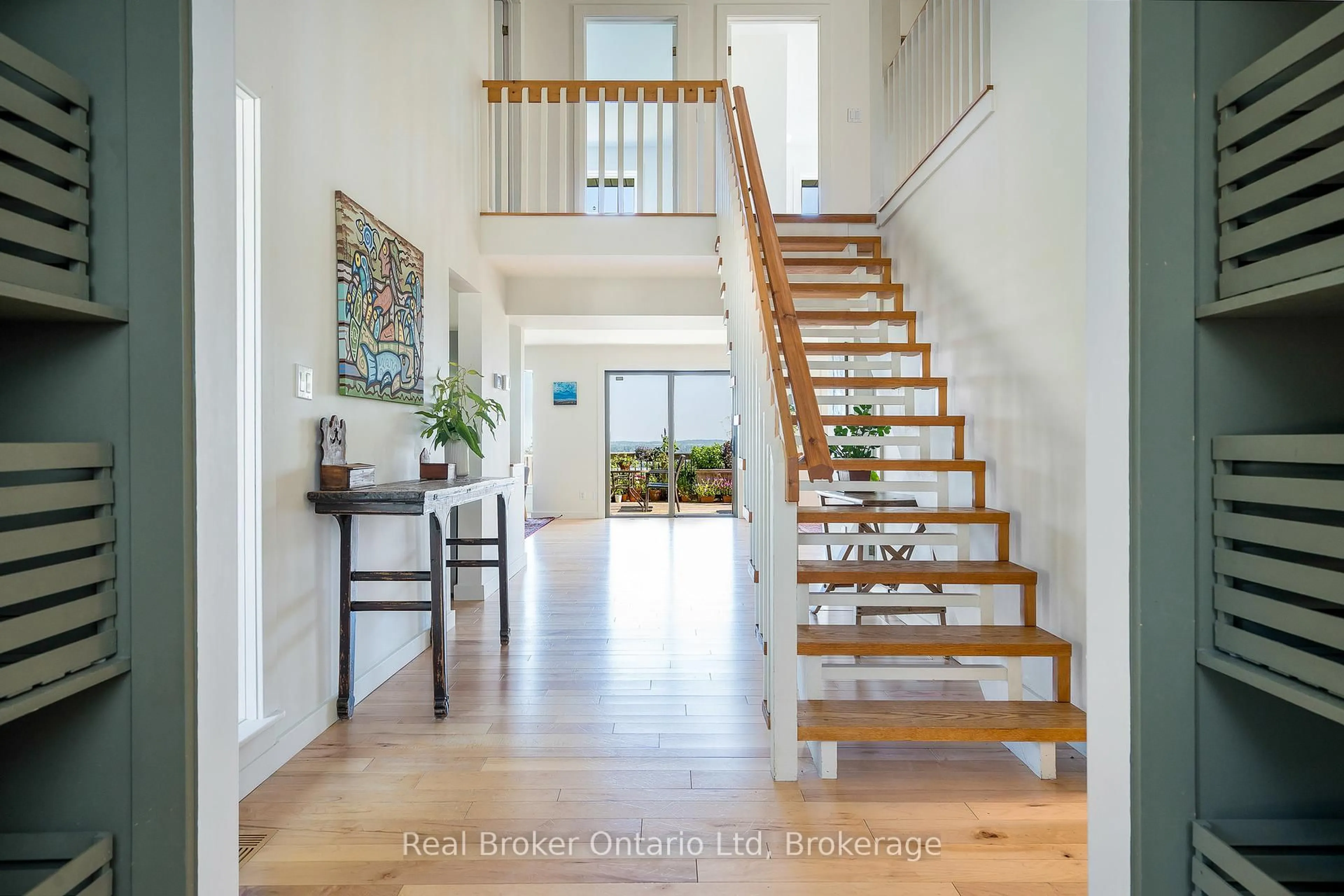 Indoor entryway for 46447 Old Mail Rd, Meaford Ontario N4L 1W7