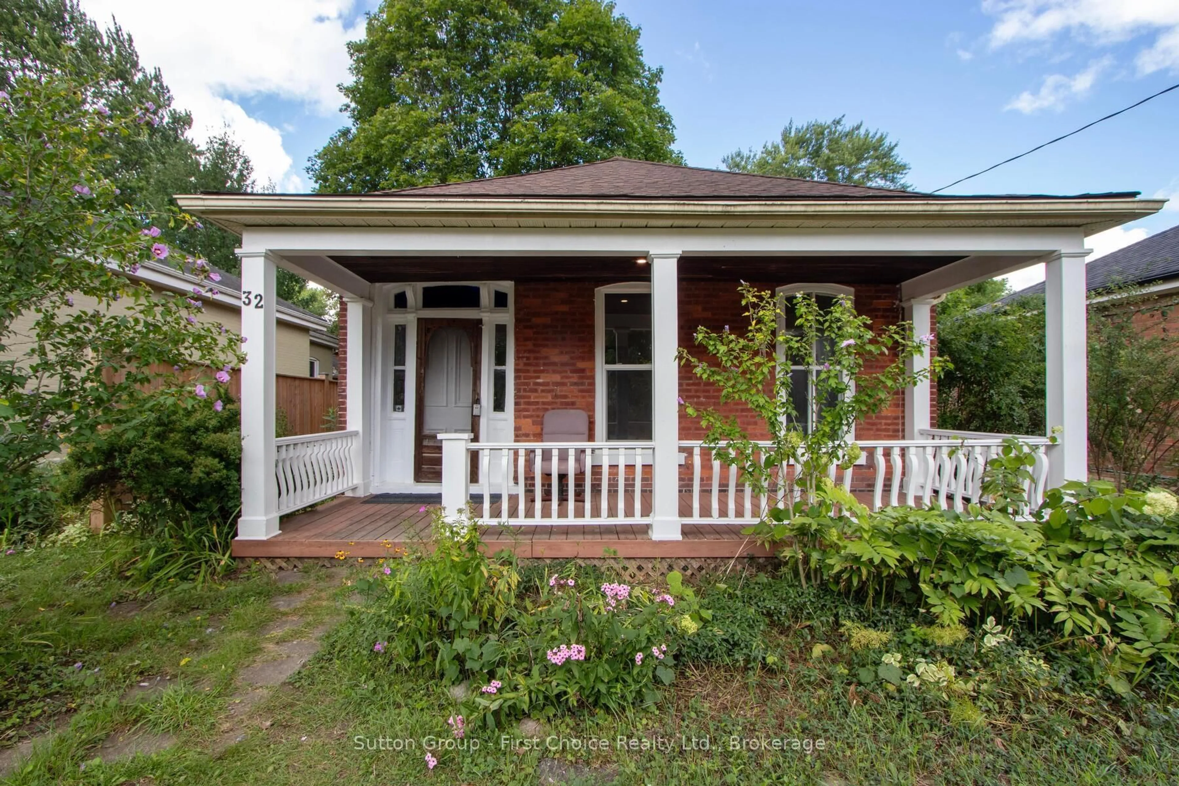 Home with vinyl exterior material, street for 32 Bay St, Stratford Ontario N5A 4K6