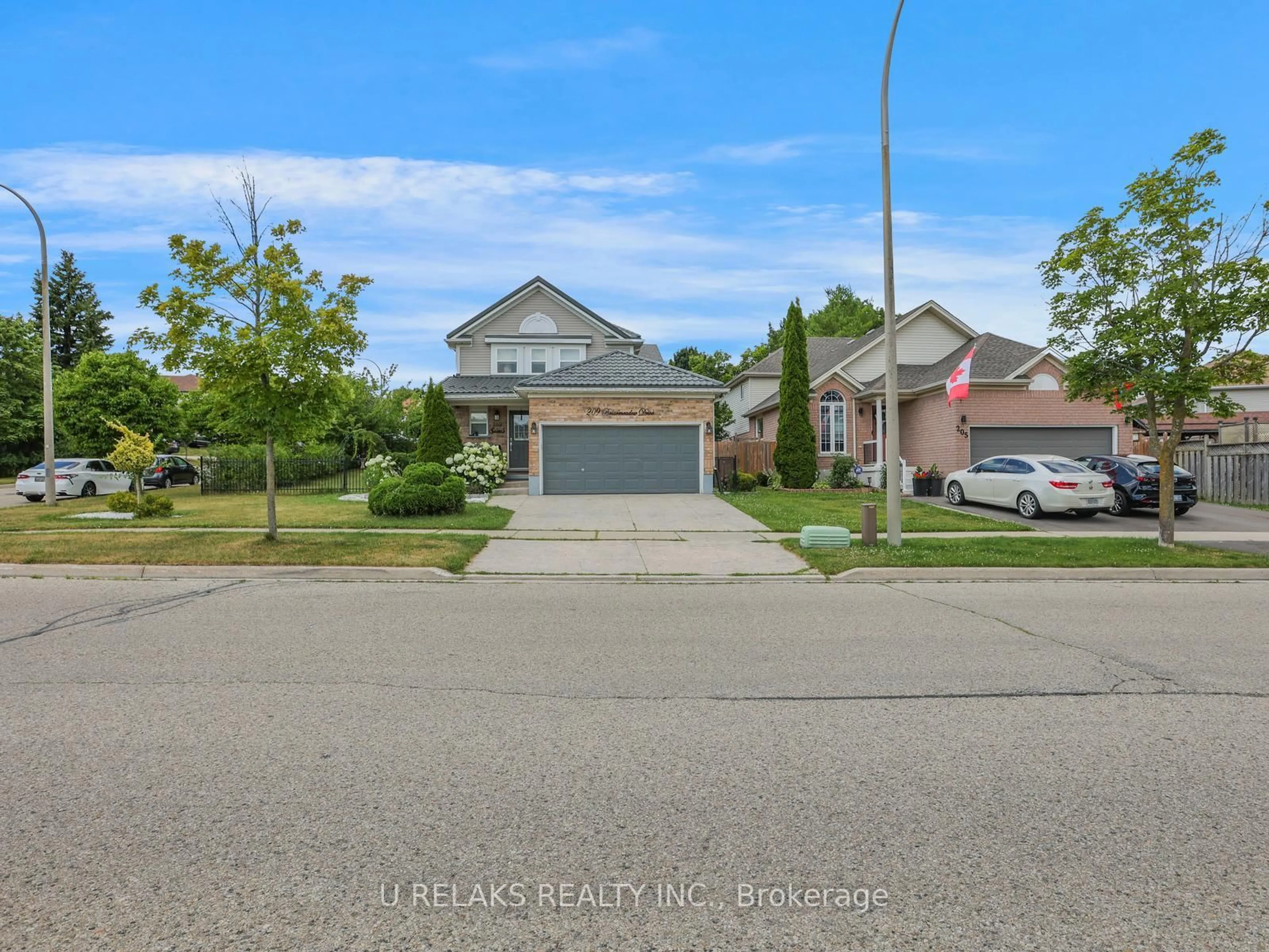A pic from outside/outdoor area/front of a property/back of a property/a pic from drone, street for 209 Briarmeadow Dr, Kitchener Ontario N2A 4C5
