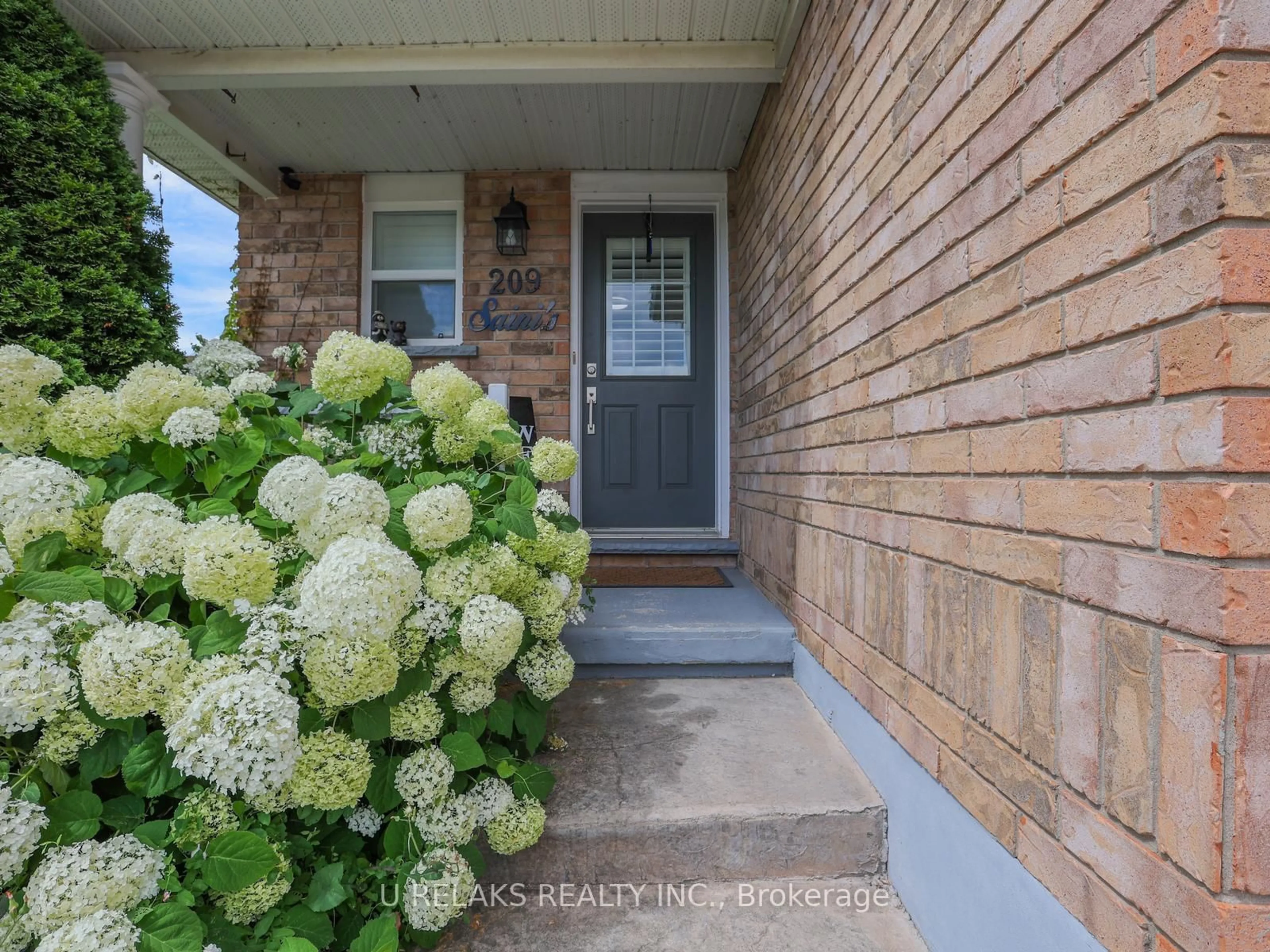 Indoor entryway for 209 Briarmeadow Dr, Kitchener Ontario N2A 4C5