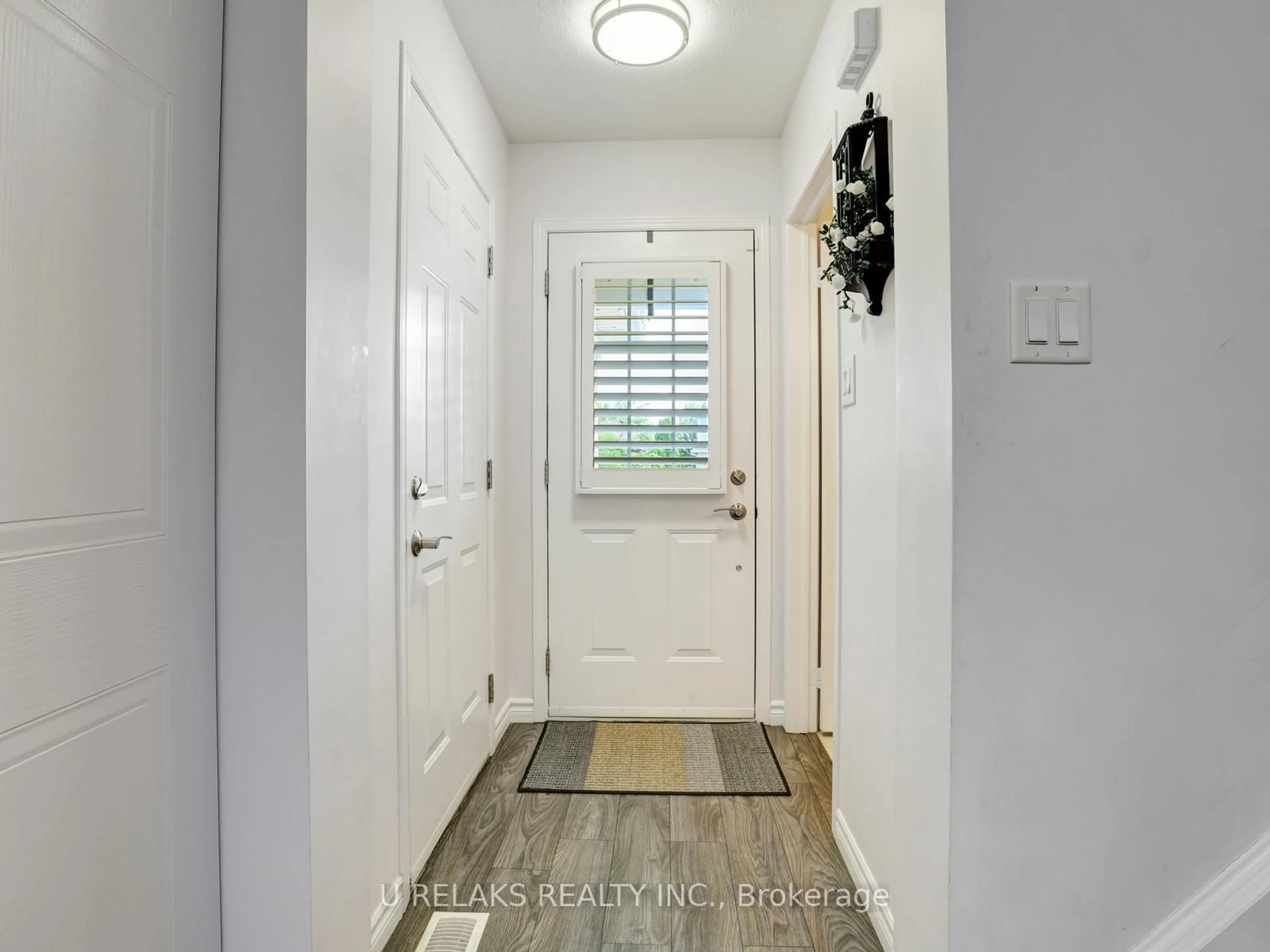 Indoor entryway for 209 Briarmeadow Dr, Kitchener Ontario N2A 4C5
