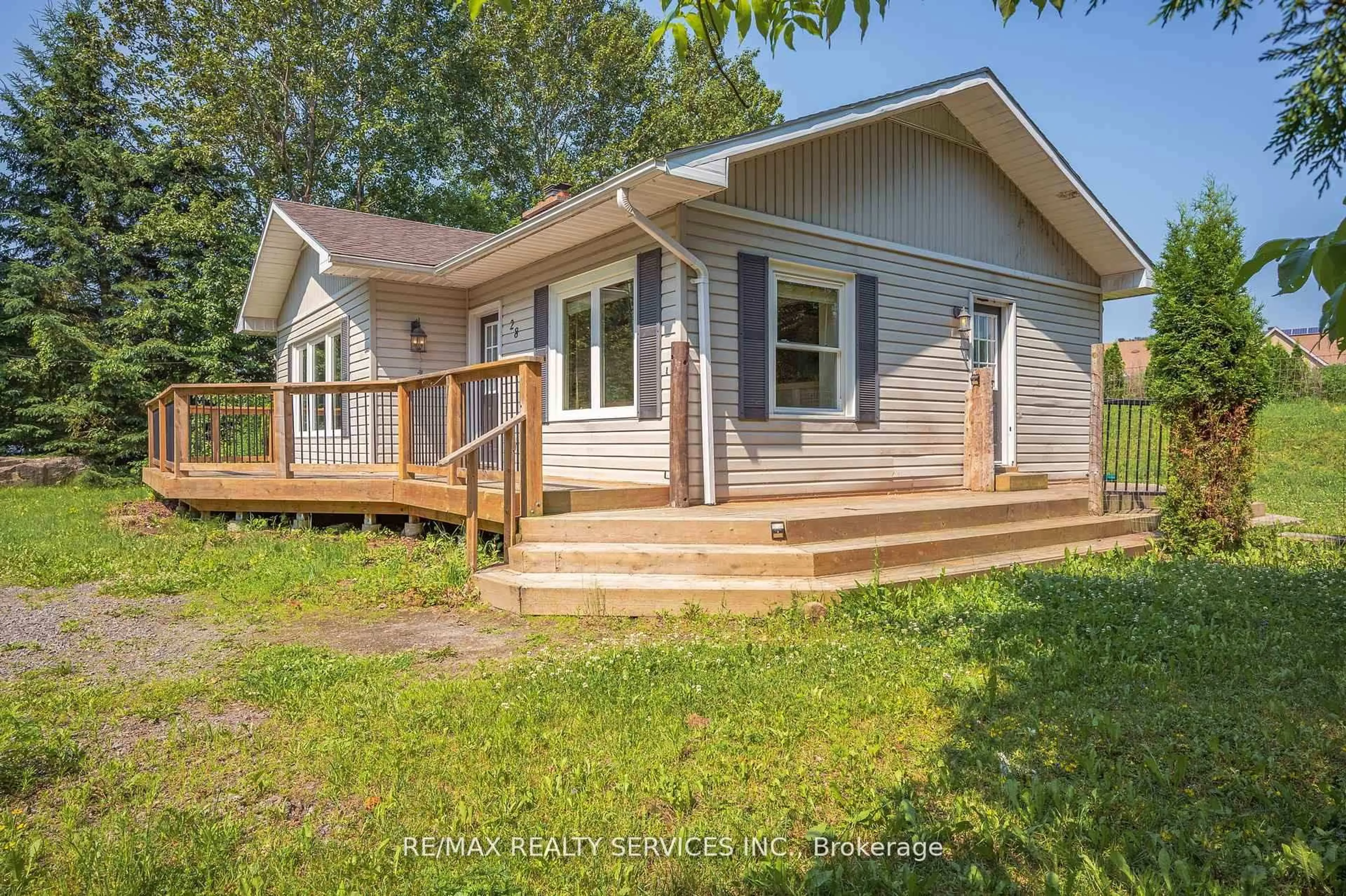 Home with vinyl exterior material, street for 28 Shay Rd, Huntsville Ontario P1H 1L2