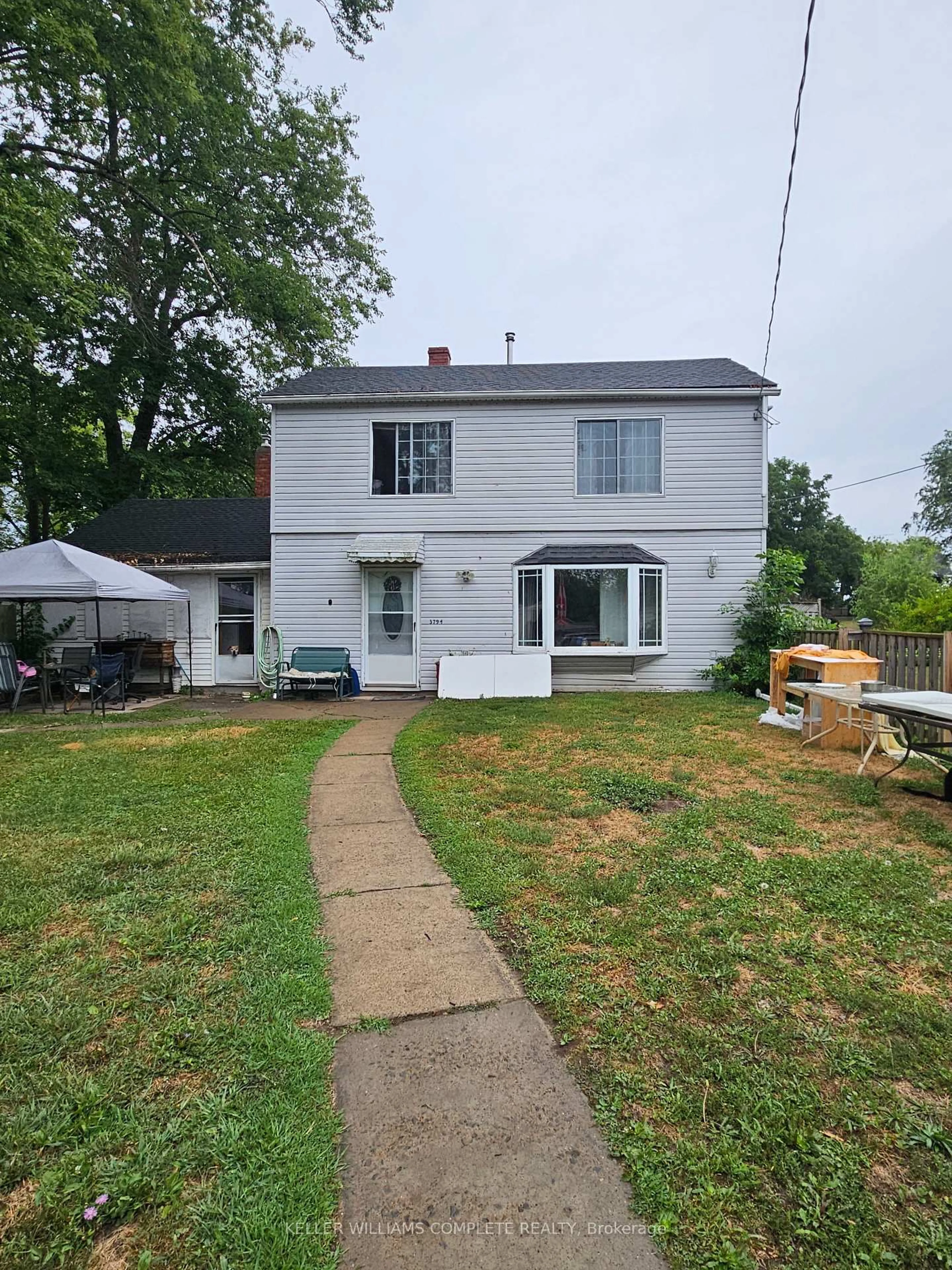 A pic from outside/outdoor area/front of a property/back of a property/a pic from drone, street for 3794 Brunswick Ave, Fort Erie Ontario L0S 1B0