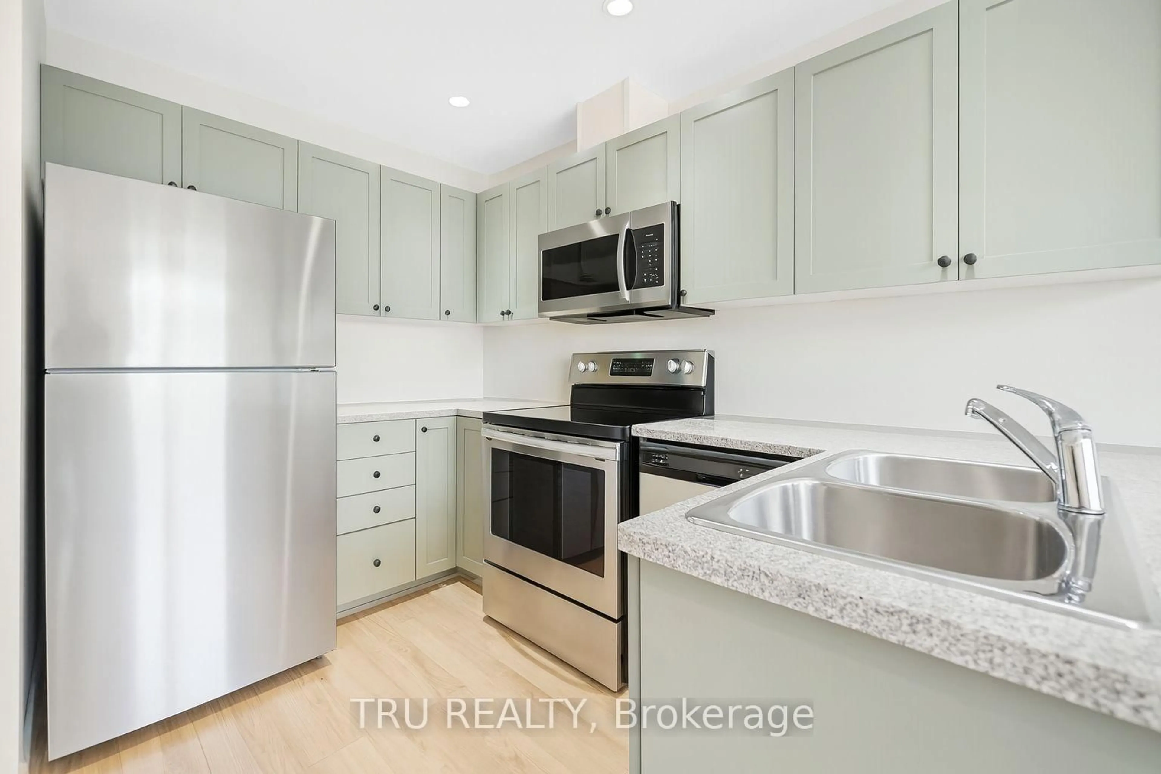 Standard kitchen, ceramic/tile floor for 102 Southpointe Ave, Ottawa Ontario K2J 4T5