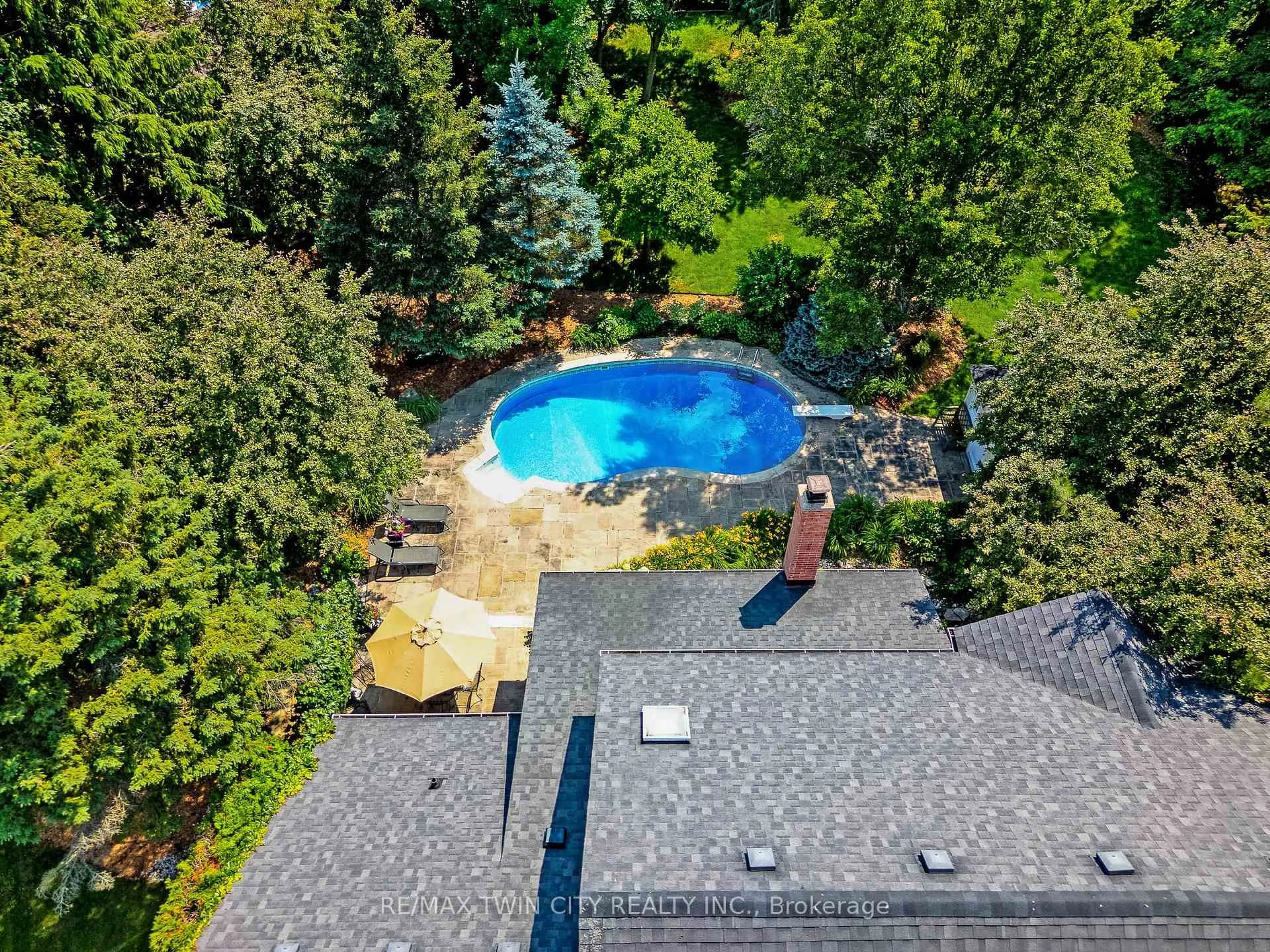 A pic from outside/outdoor area/front of a property/back of a property/a pic from drone, water/lake/river/ocean view for 19 Huntingwood Crt, Kitchener Ontario N2P 2A7