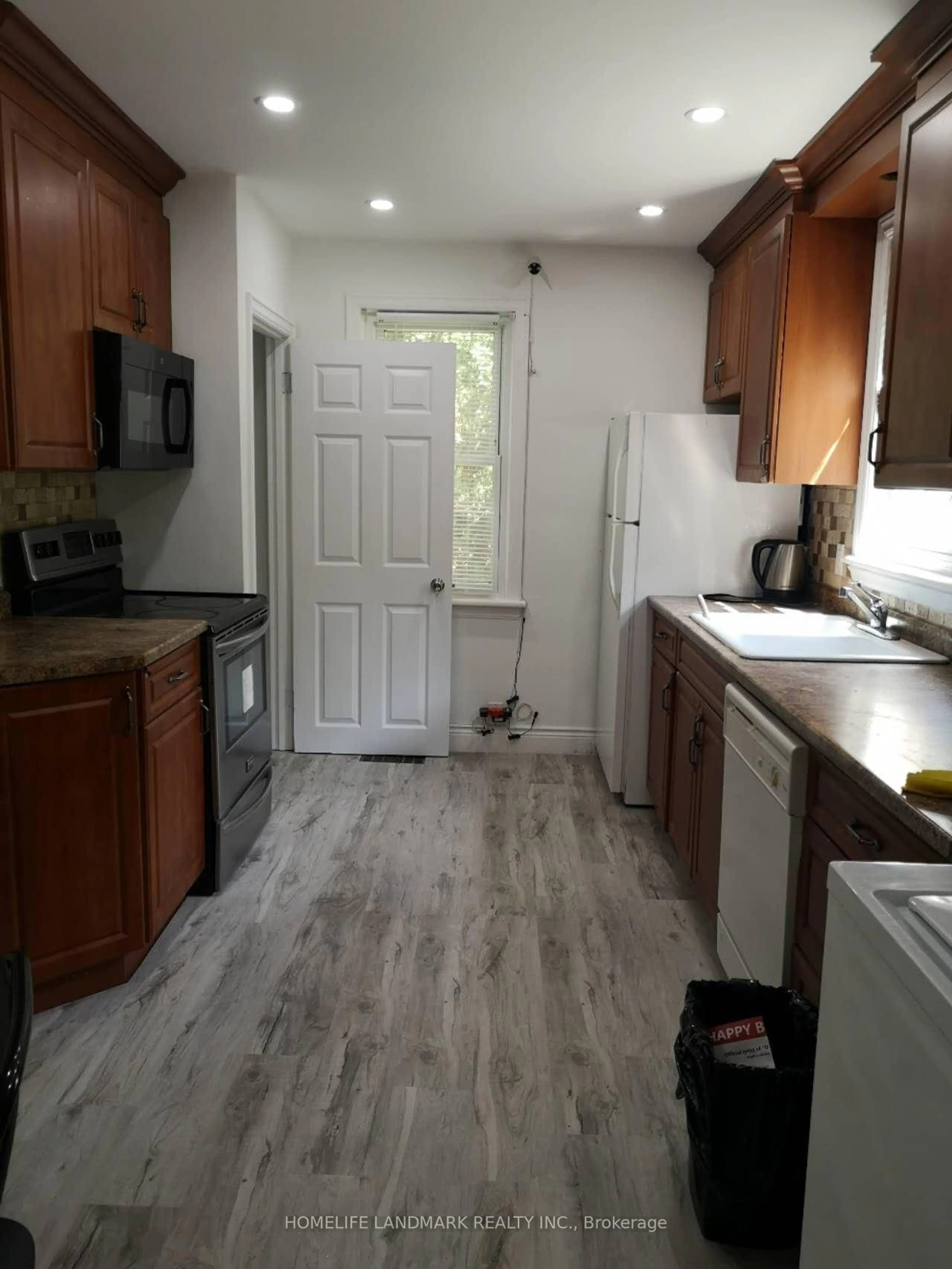 Standard kitchen, unknown for 20 Ainslie Ave, Hamilton Ontario L8S 2J3