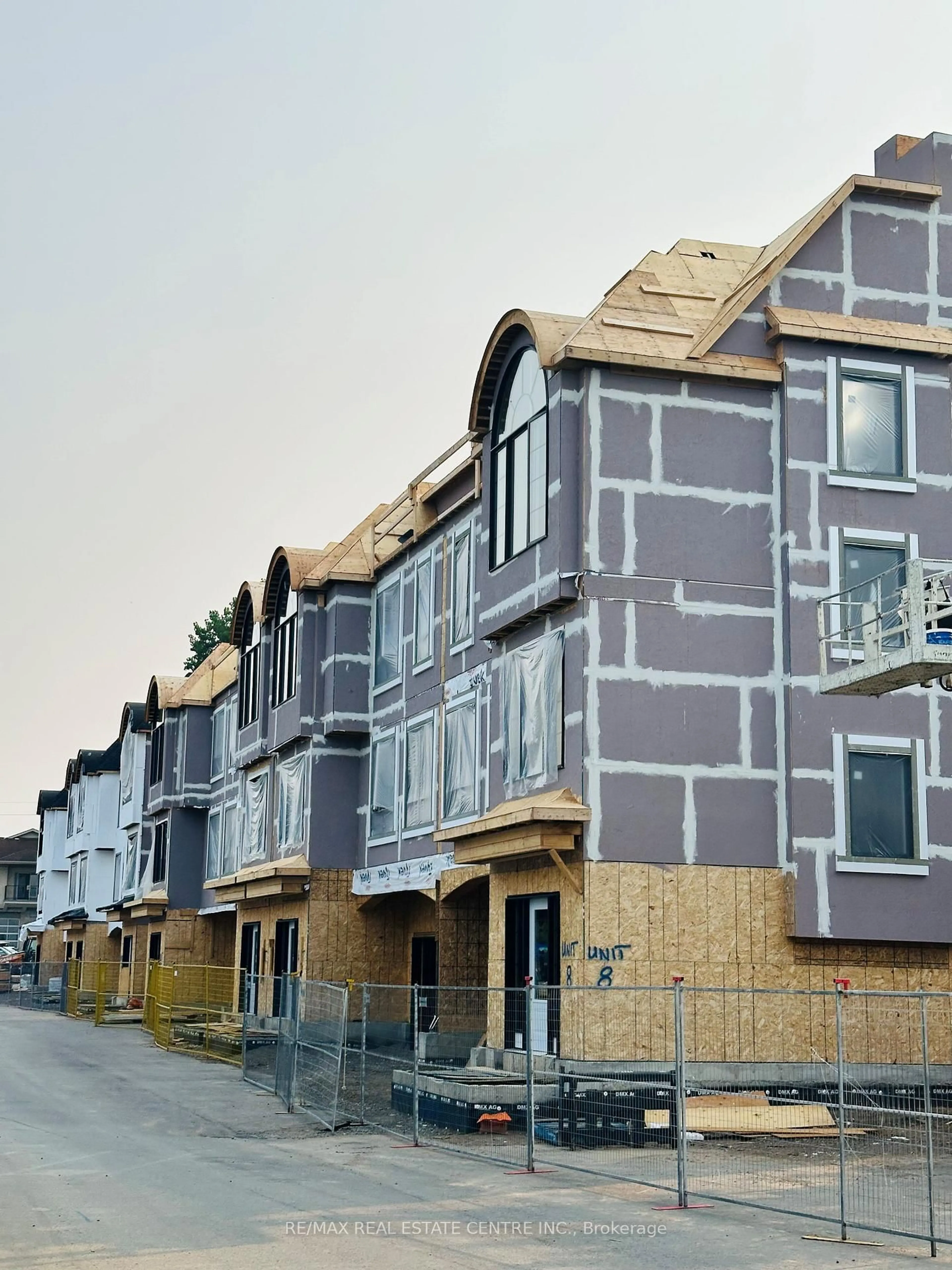 Home with vinyl exterior material, street for TH -3 HARBOUR,INSPIRATION POINT St, Grimsby Ontario L3M 2G4