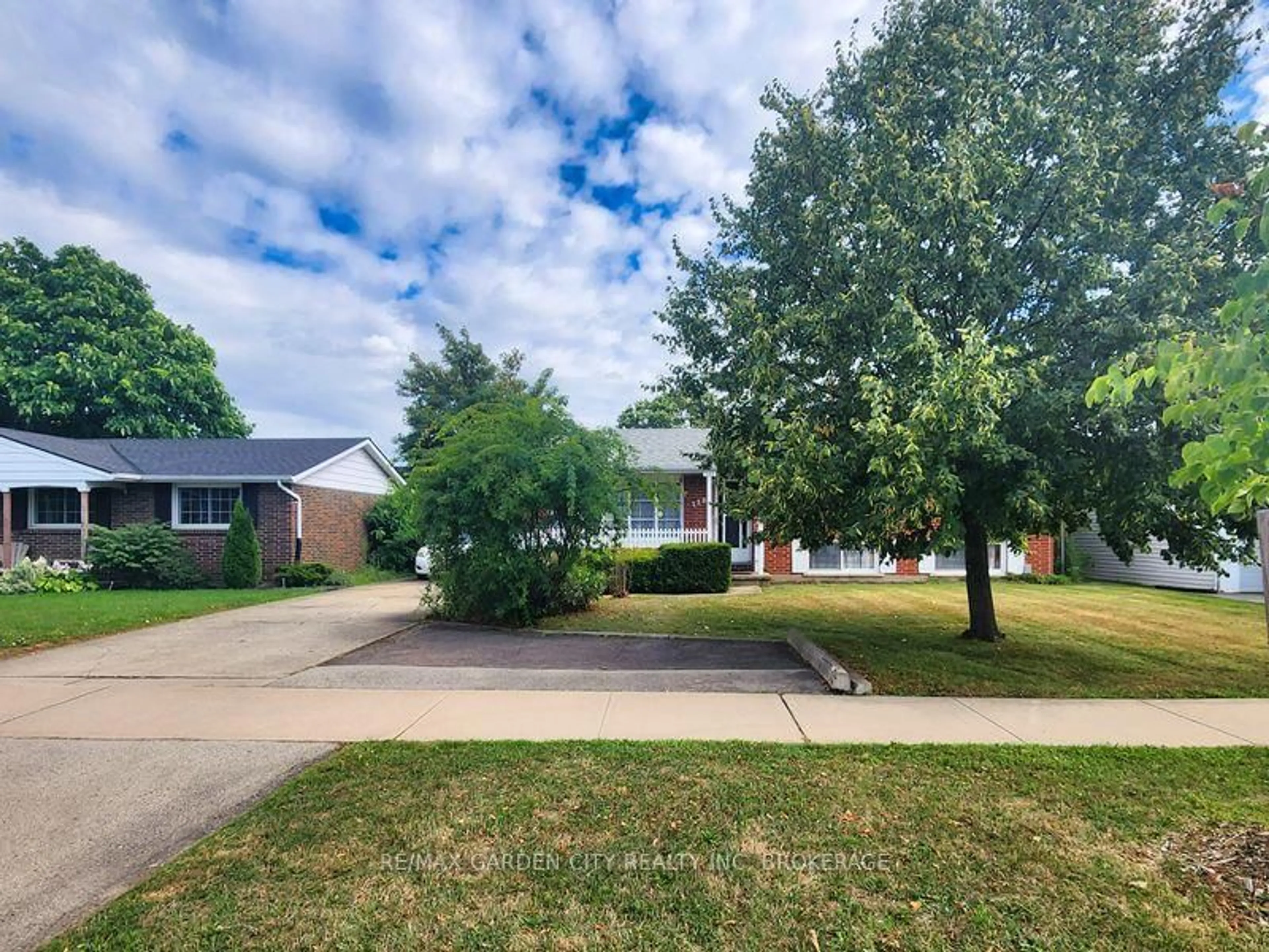 A pic from outside/outdoor area/front of a property/back of a property/a pic from drone, street for 230 Lakeshore Rd, St. Catharines Ontario L2M 1R5