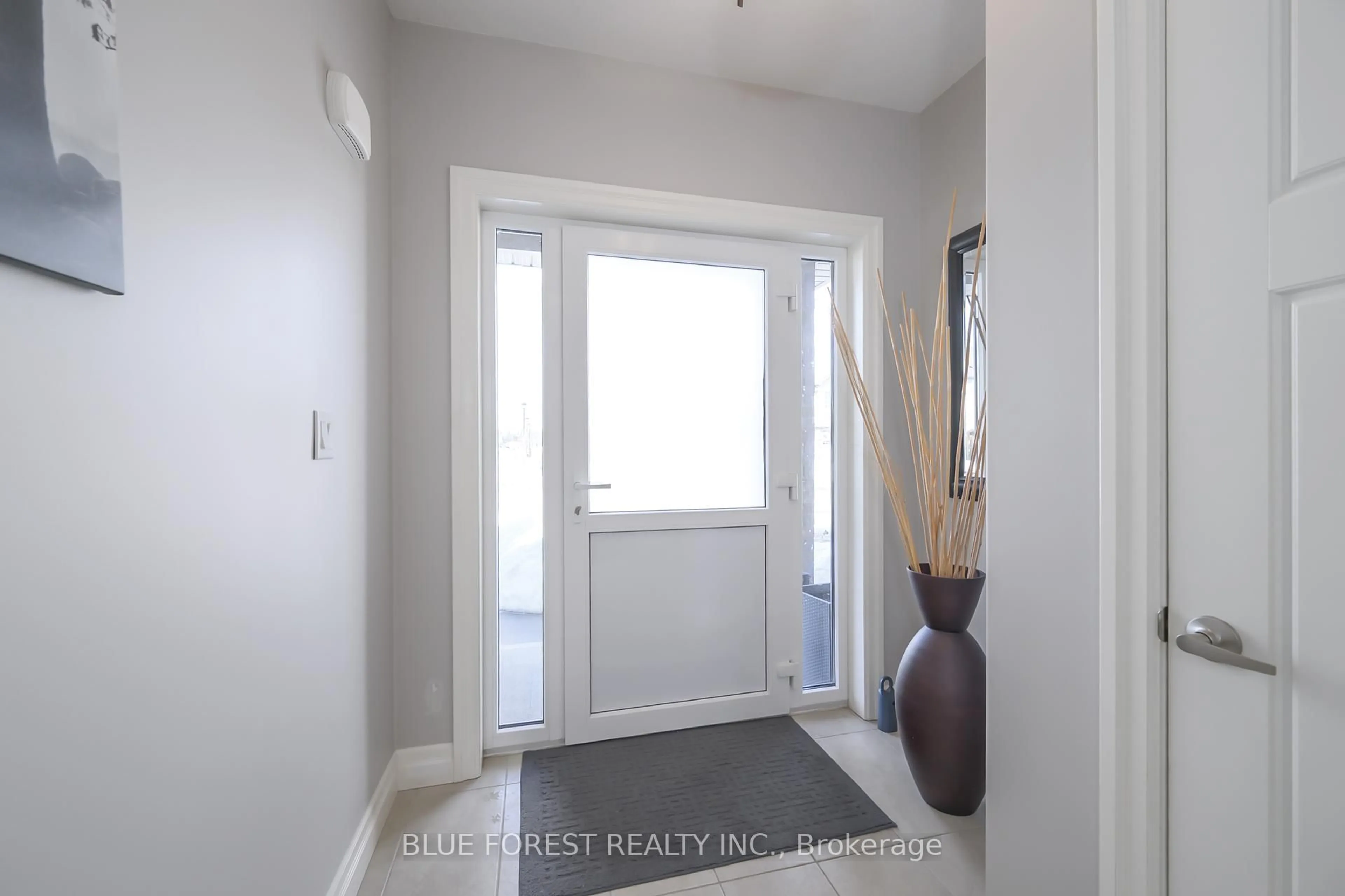 Indoor entryway for 1835 CEDARPARK Dr, London North Ontario N5X 0C7