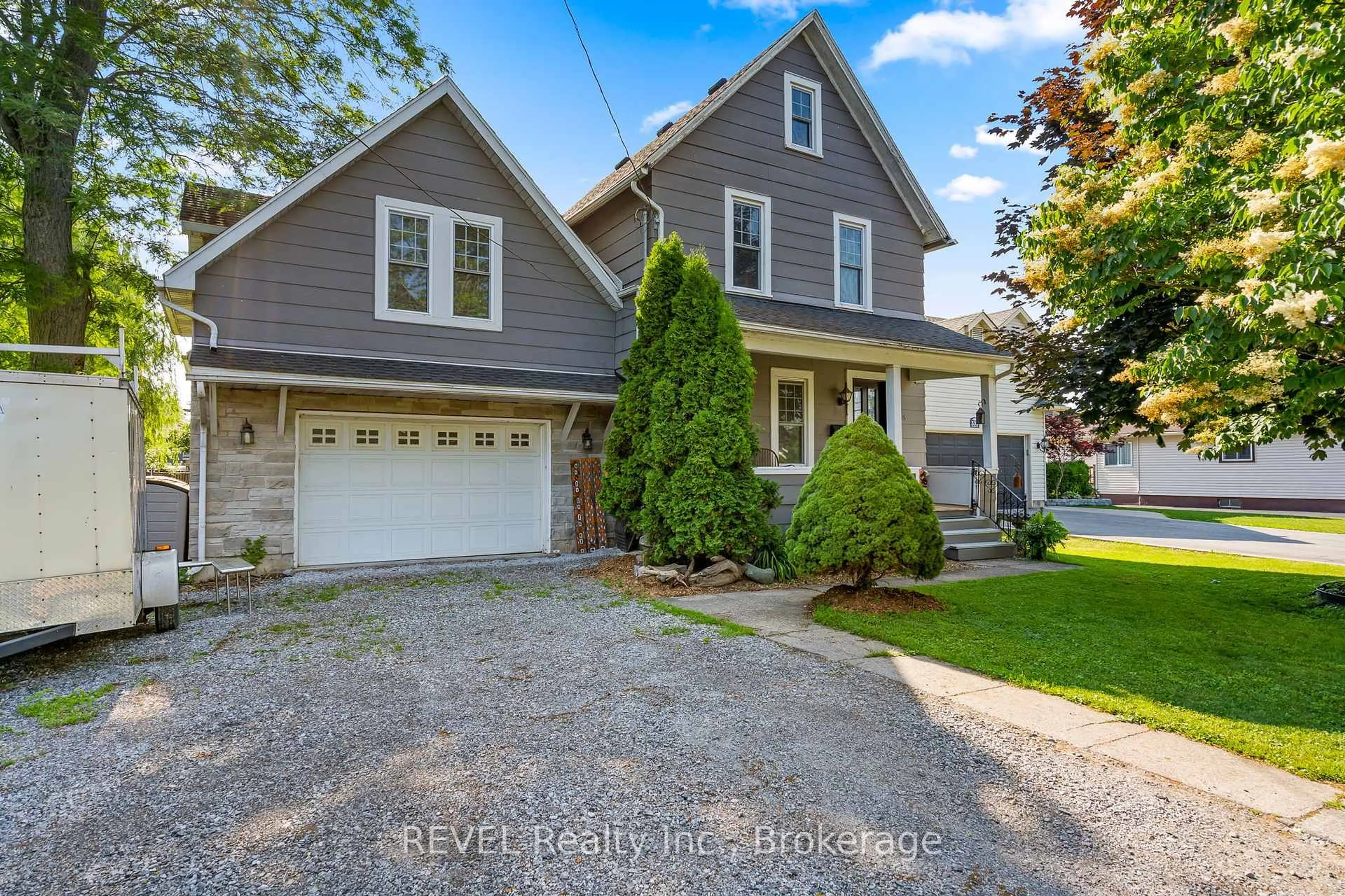 Home with vinyl exterior material, street for 335 Helena St, Fort Erie Ontario L2A 4J7