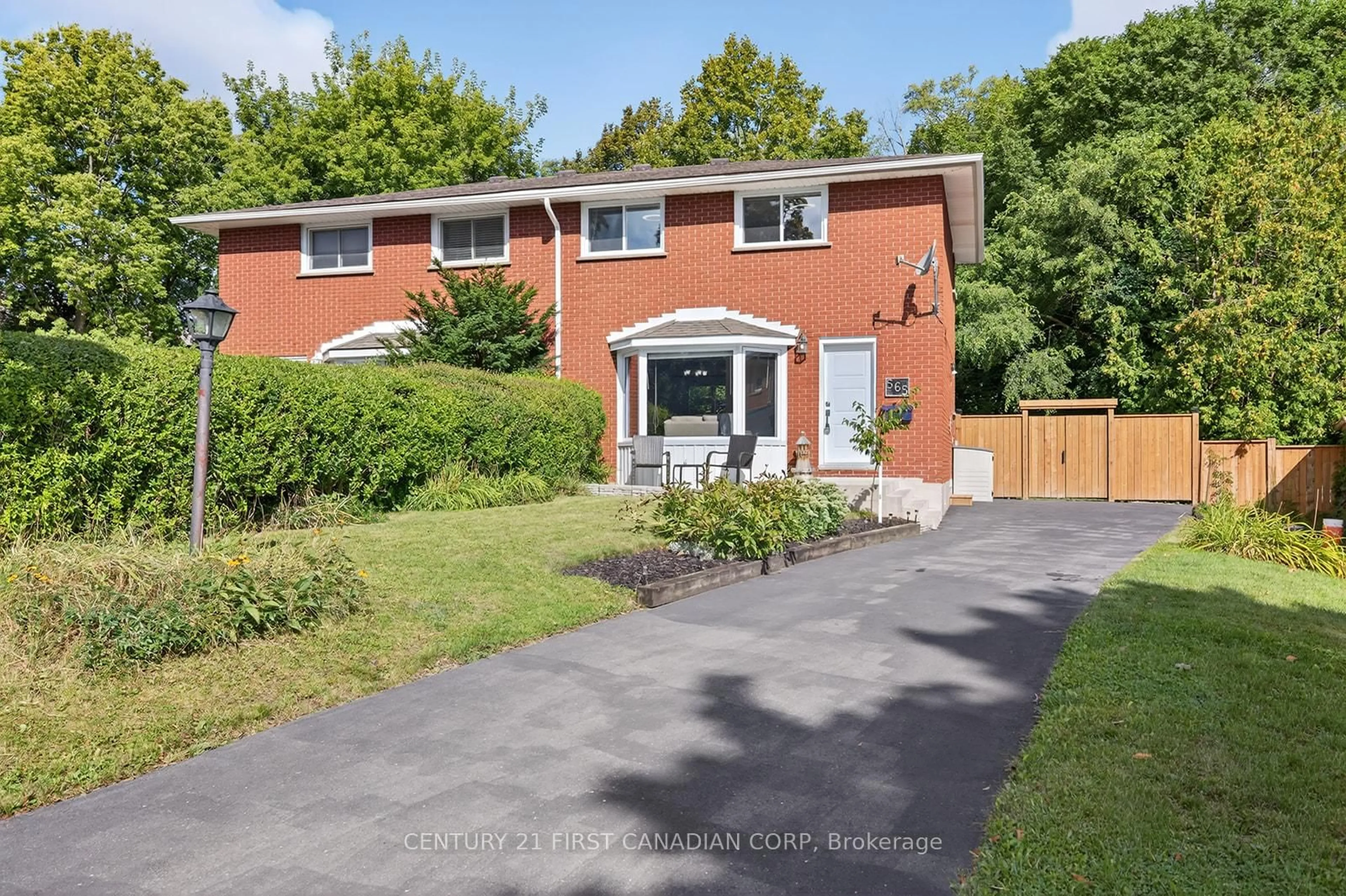 Home with brick exterior material, street for 565 RINGTON Cres, London South Ontario N6J 1Y7