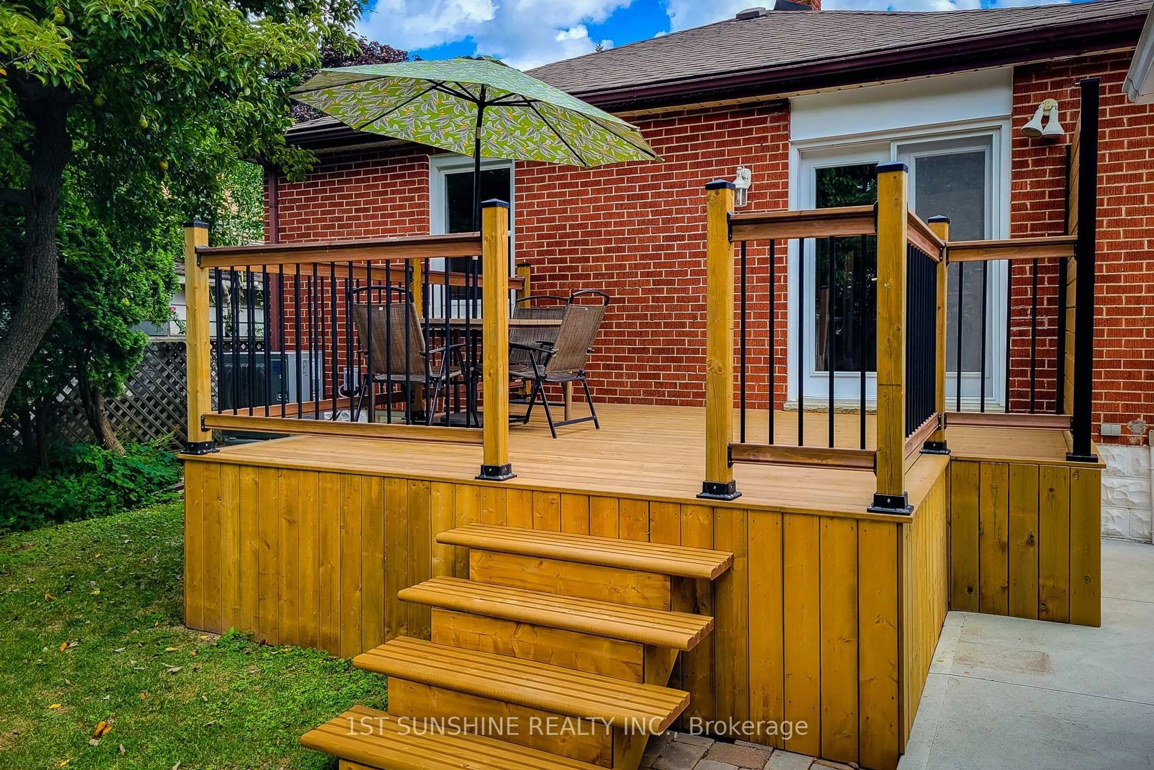 Patio, street for 88 Fiddlers Green Rd, Hamilton Ontario L9G 1W3