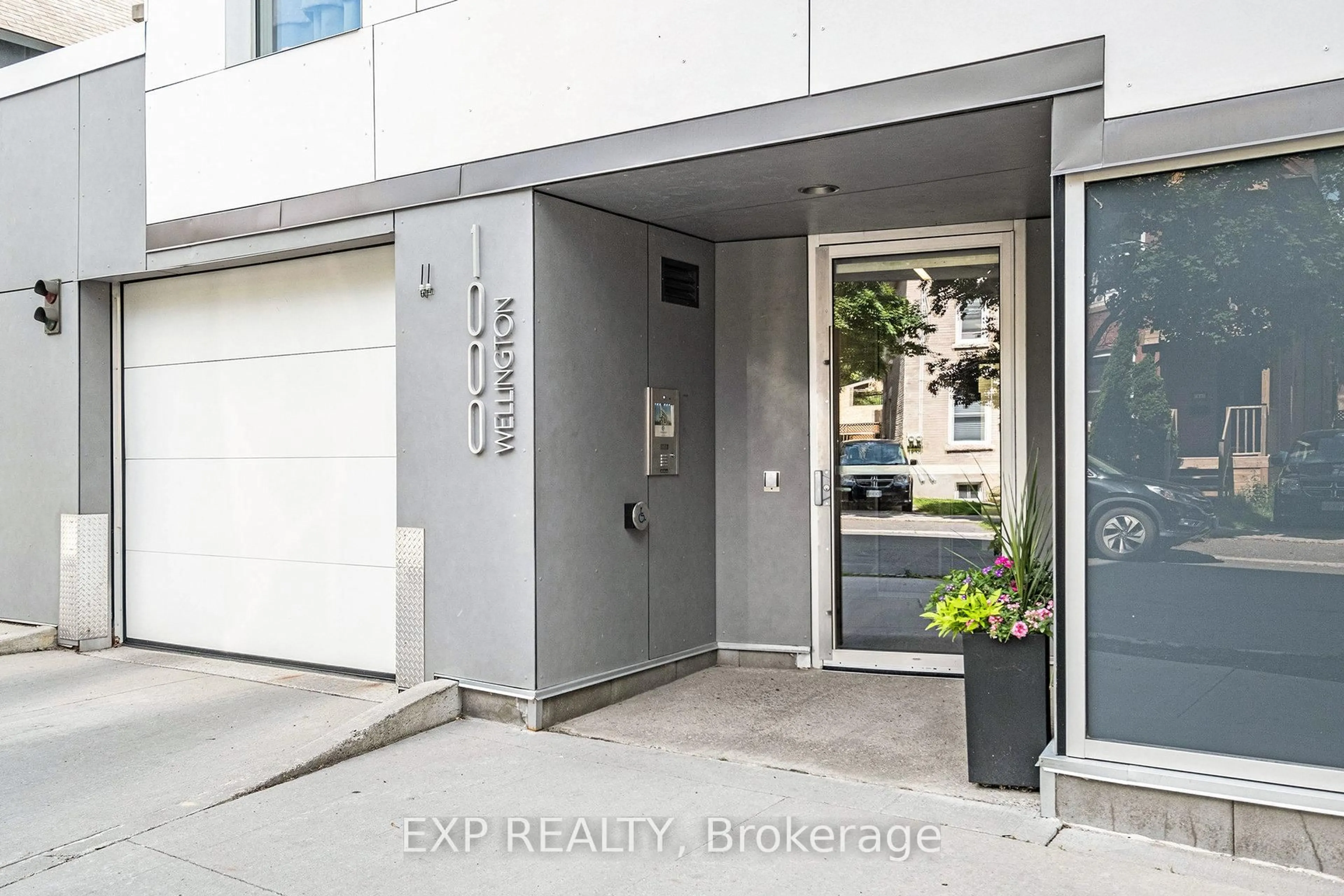 Indoor entryway for 1000 Wellington St #206, Ottawa Ontario K1Y 2X9