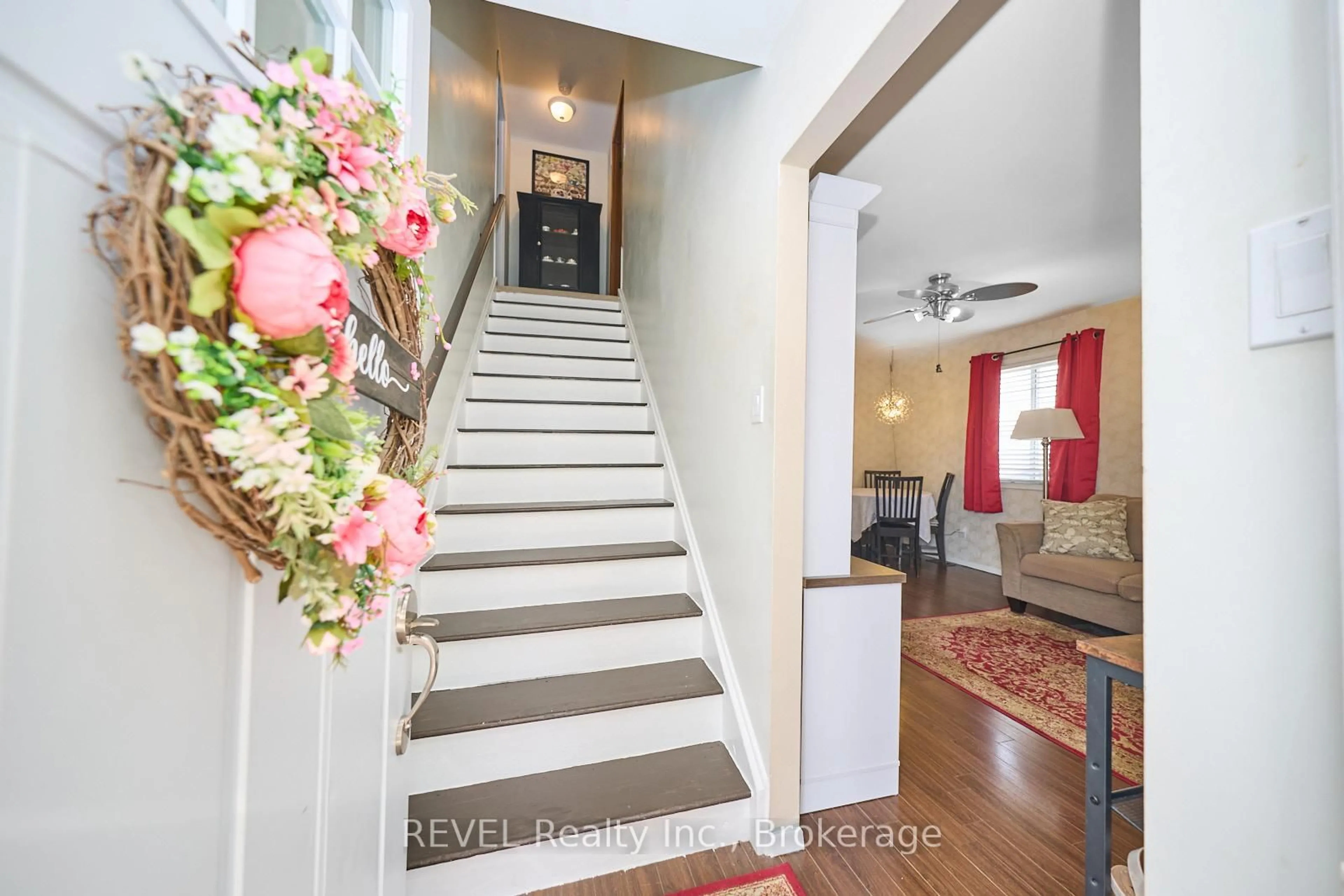 Indoor foyer for 382 Hennepin Ave, Welland Ontario L3B 4T5