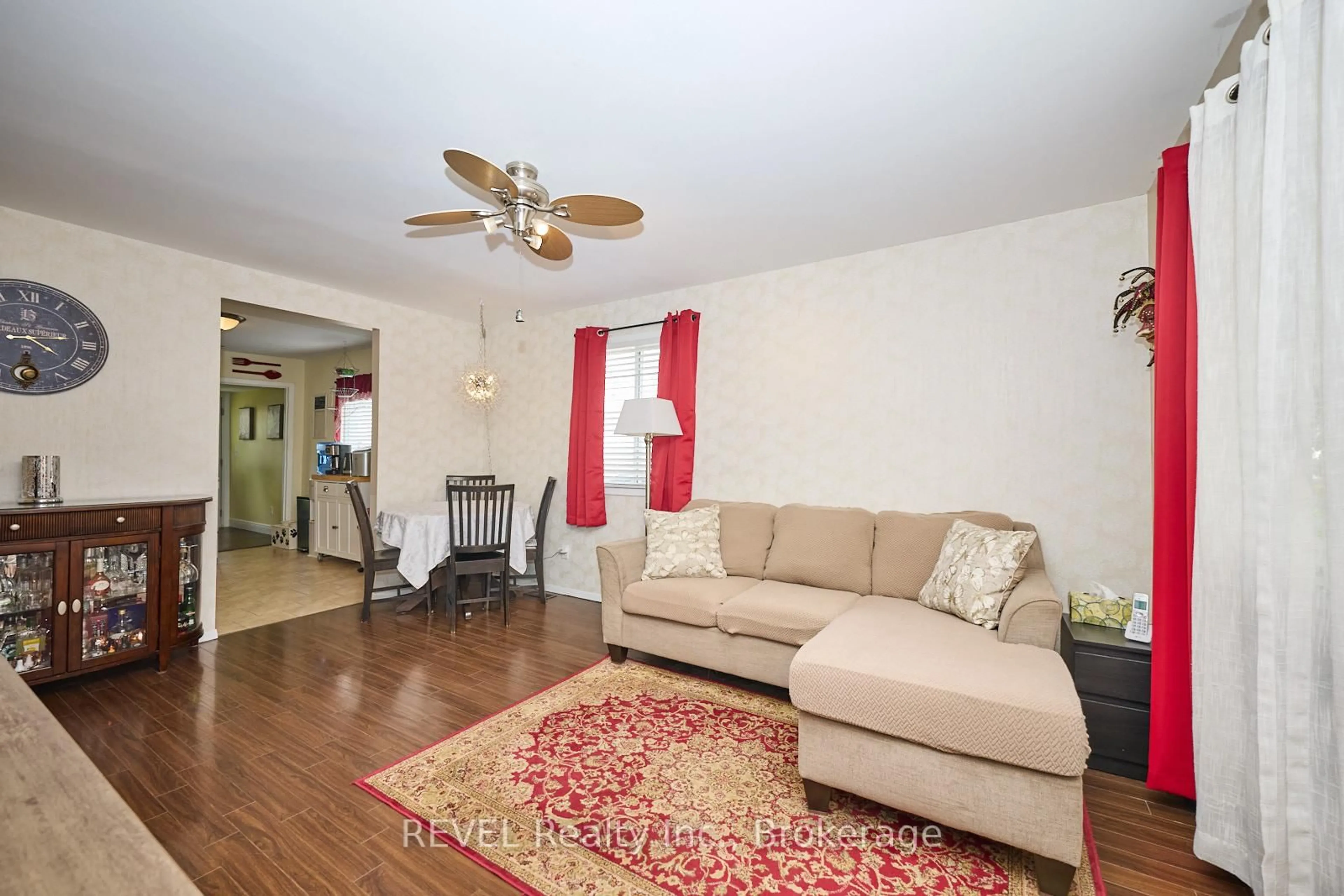 Living room with furniture, unknown for 382 Hennepin Ave, Welland Ontario L3B 4T5