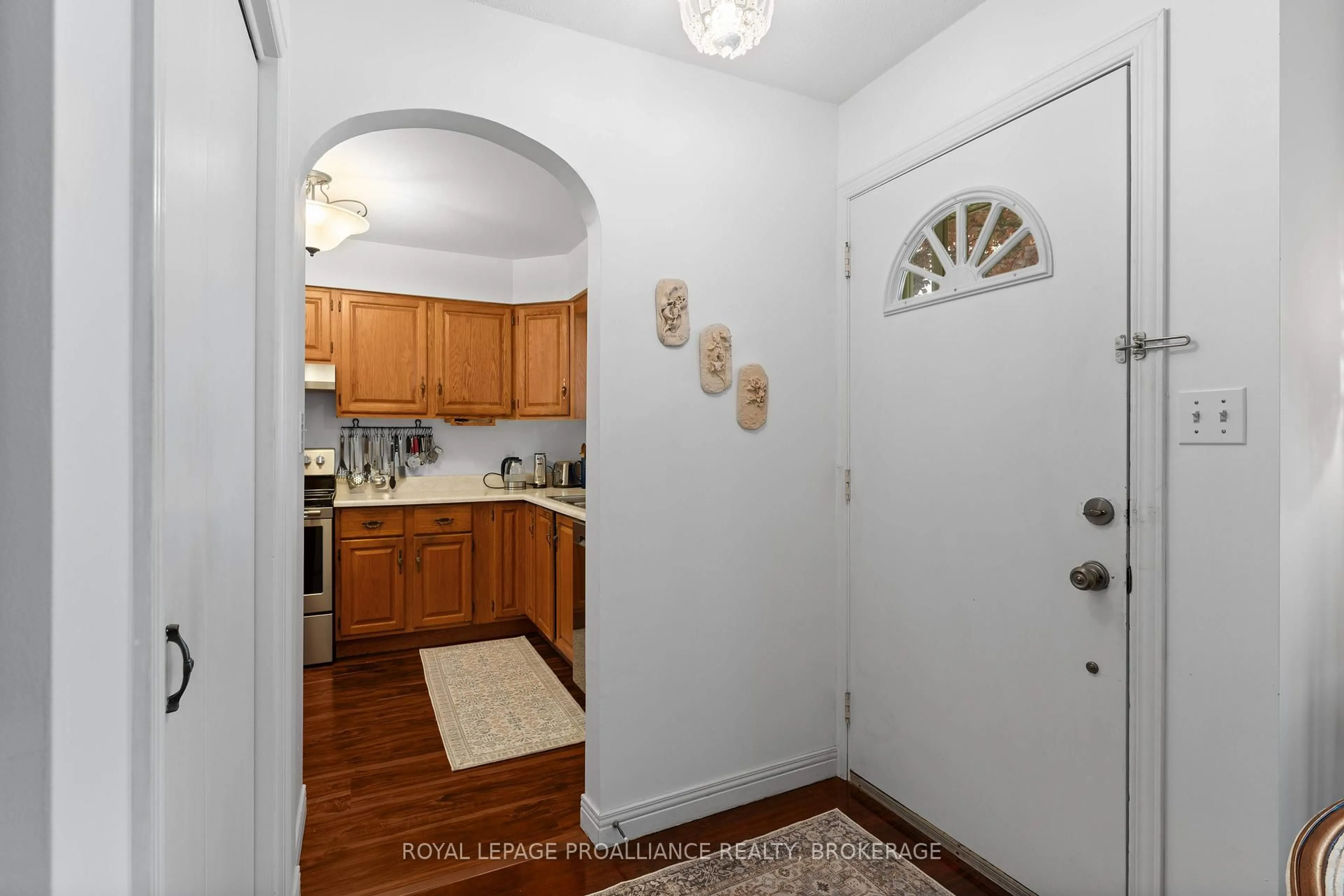 Indoor entryway for 103 Elmwood Dr, Gananoque Ontario K7G 3A5