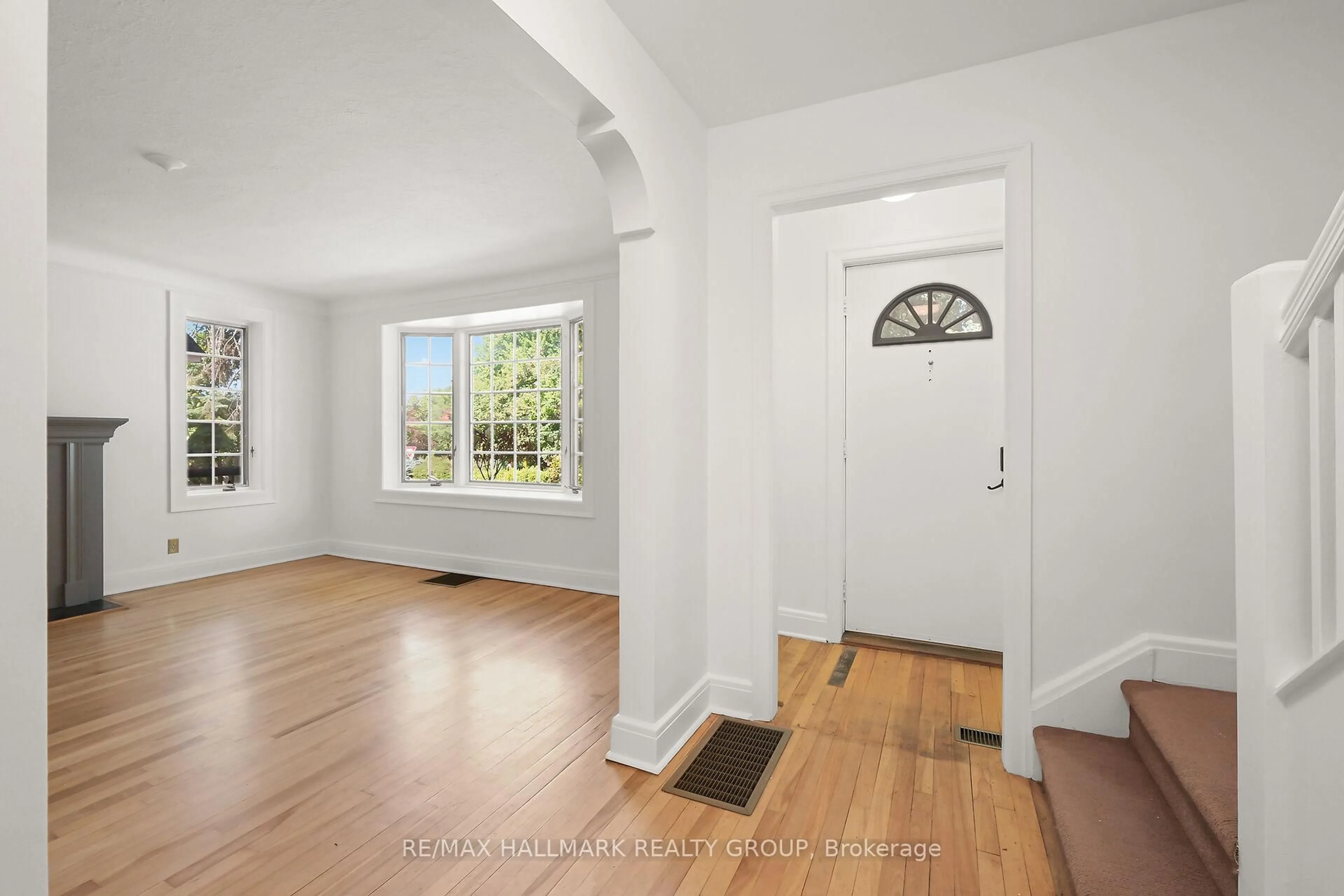 Indoor entryway for 82 Laurentian Pl, Ottawa Ontario K1Y 4E2