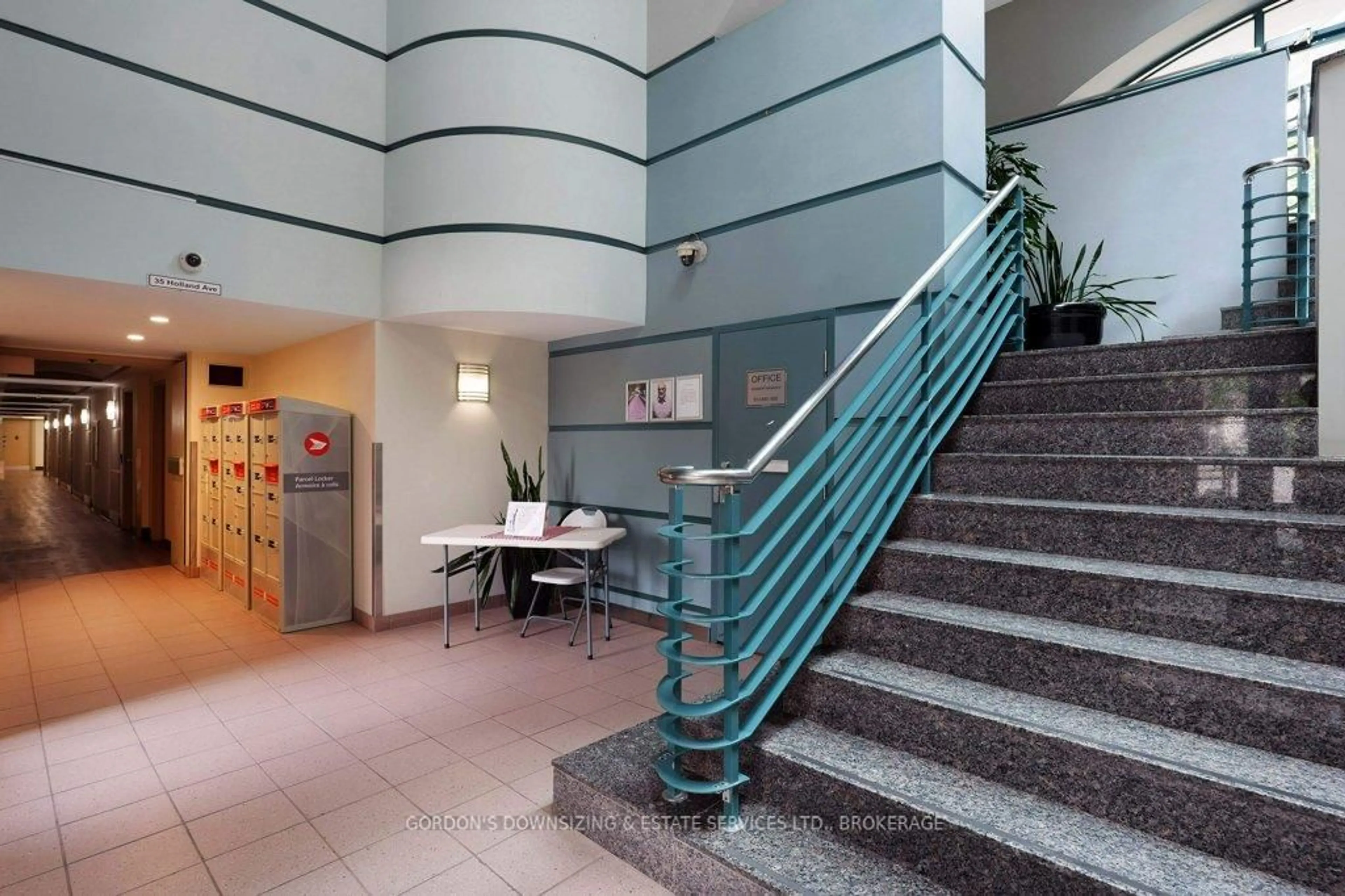 Indoor foyer for 35 Holland Ave #411, Ottawa Ontario K1Y 4S2
