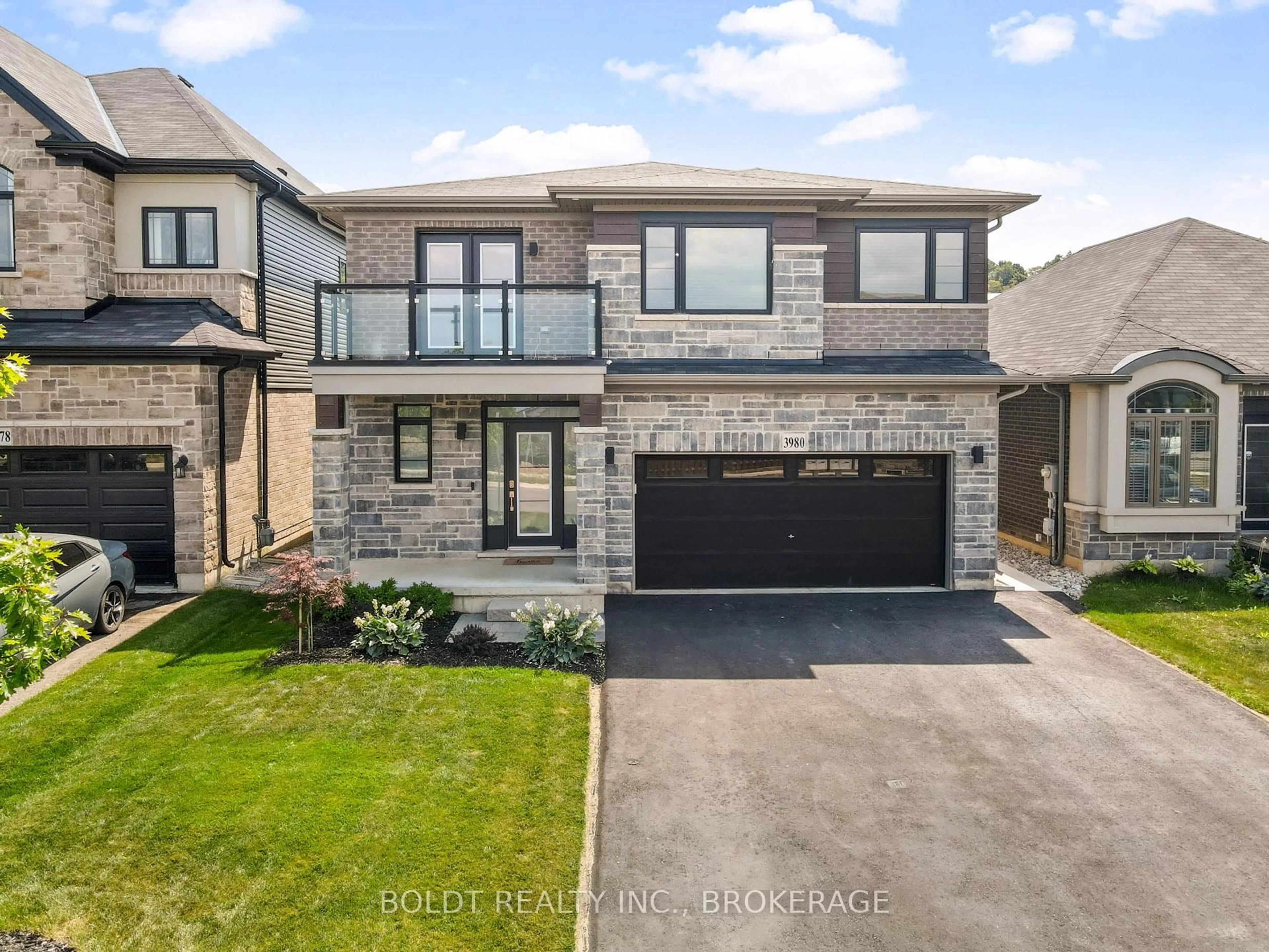 Home with brick exterior material, street for 3980 Highland Park Dr, Lincoln Ontario L3J 0T1