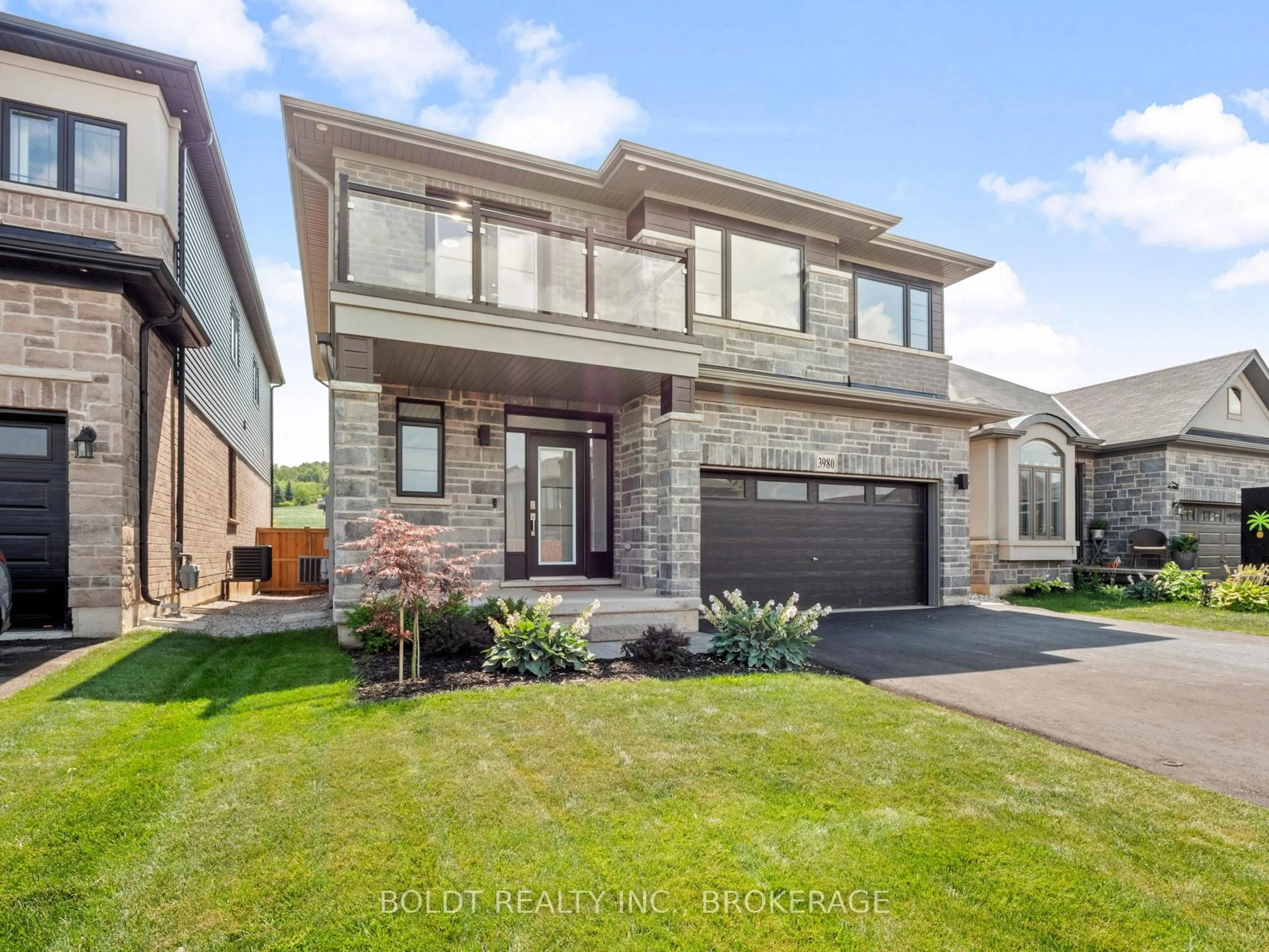 Home with brick exterior material, street for 3980 Highland Park Dr, Lincoln Ontario L3J 0T1
