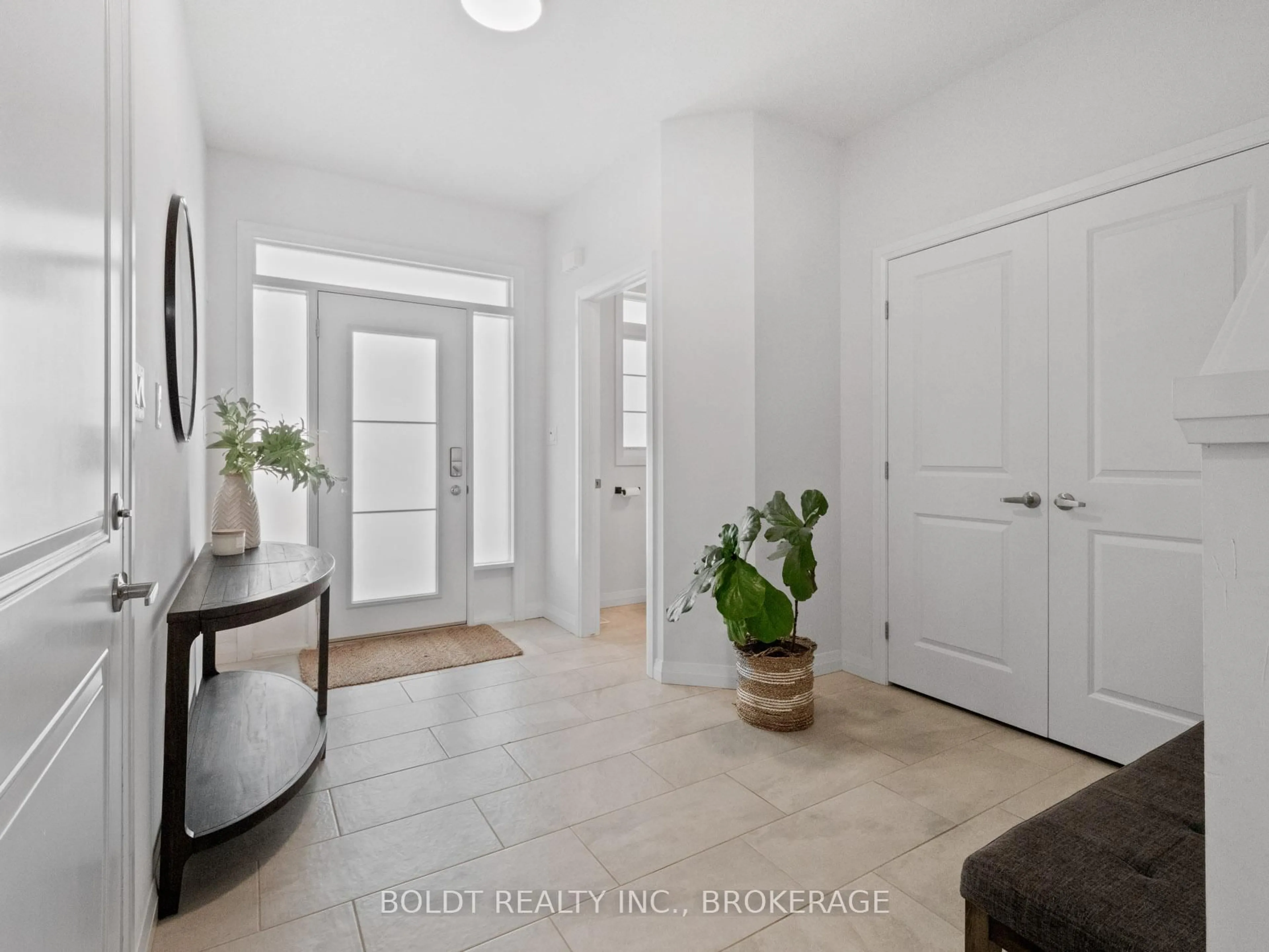 Indoor entryway for 3980 Highland Park Dr, Lincoln Ontario L3J 0T1