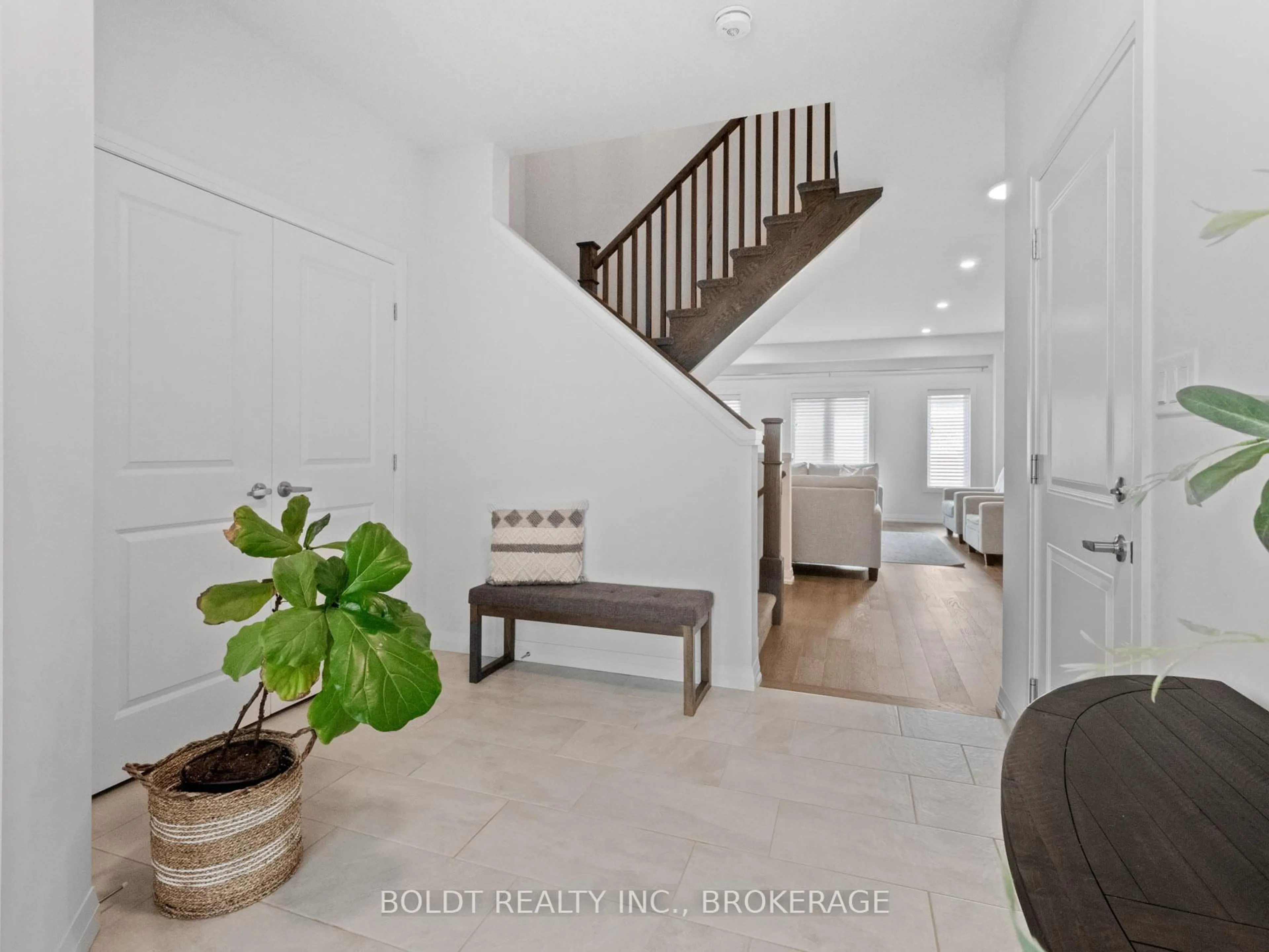 Indoor entryway for 3980 Highland Park Dr, Lincoln Ontario L3J 0T1