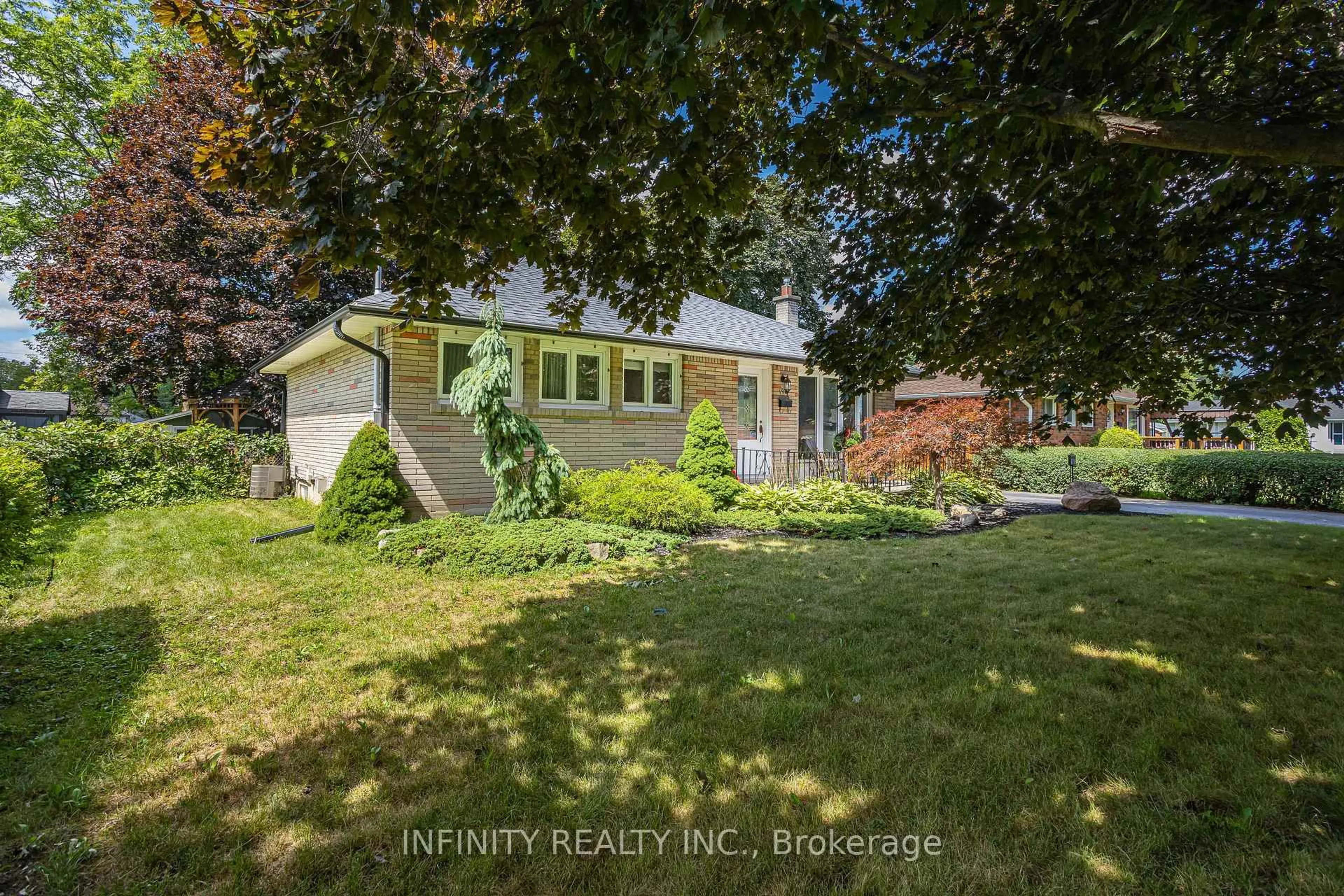 A pic from outside/outdoor area/front of a property/back of a property/a pic from drone, street for 190 Inkerman St, St. Thomas Ontario N5P 3H2