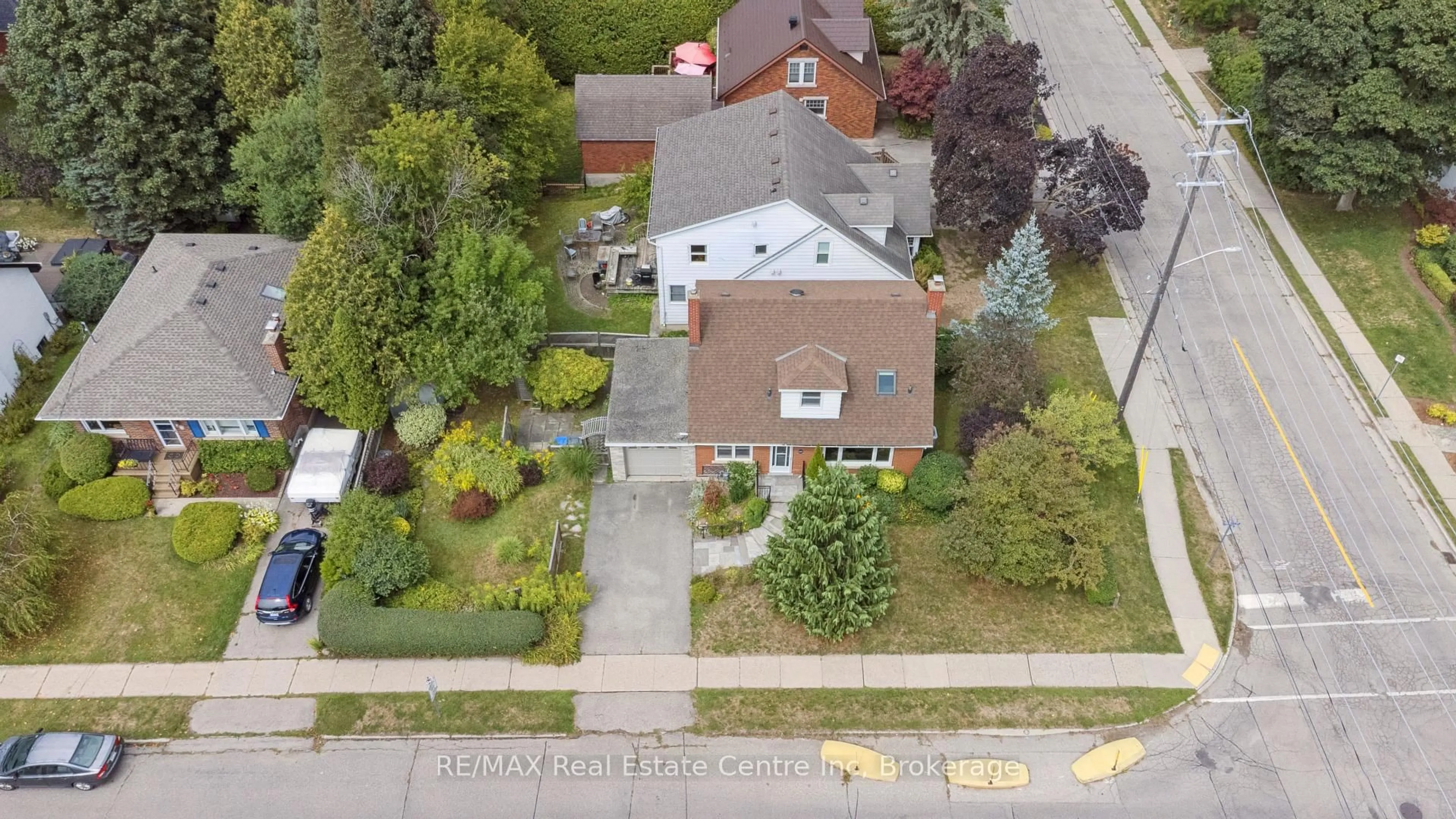 A pic from outside/outdoor area/front of a property/back of a property/a pic from drone, street for 69 Forest St, Guelph Ontario N1G 1J3