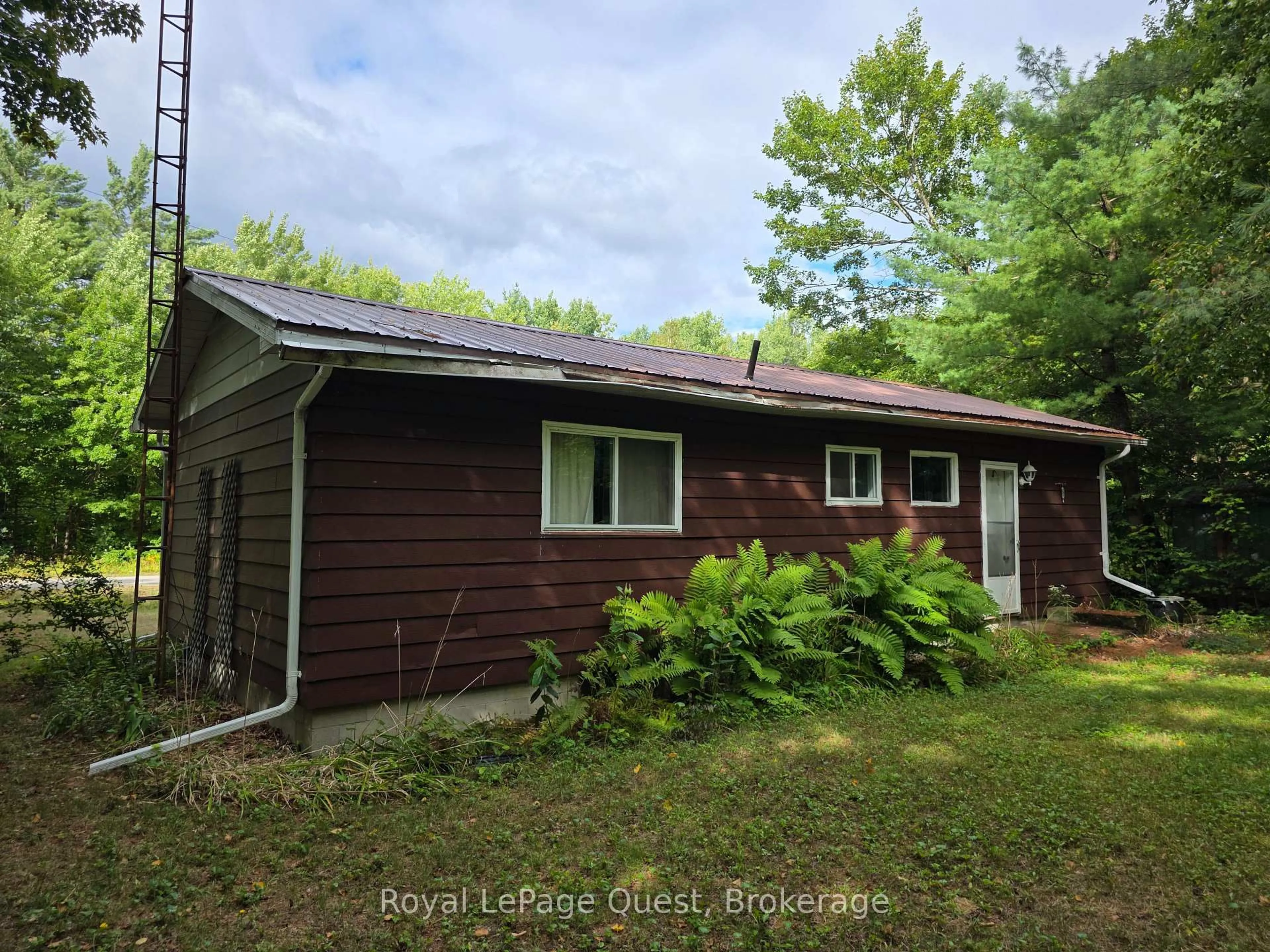 A pic from outside/outdoor area/front of a property/back of a property/a pic from drone, unknown for 1045 Sparrow Lake Rte, Gravenhurst Ontario P0E 1G0