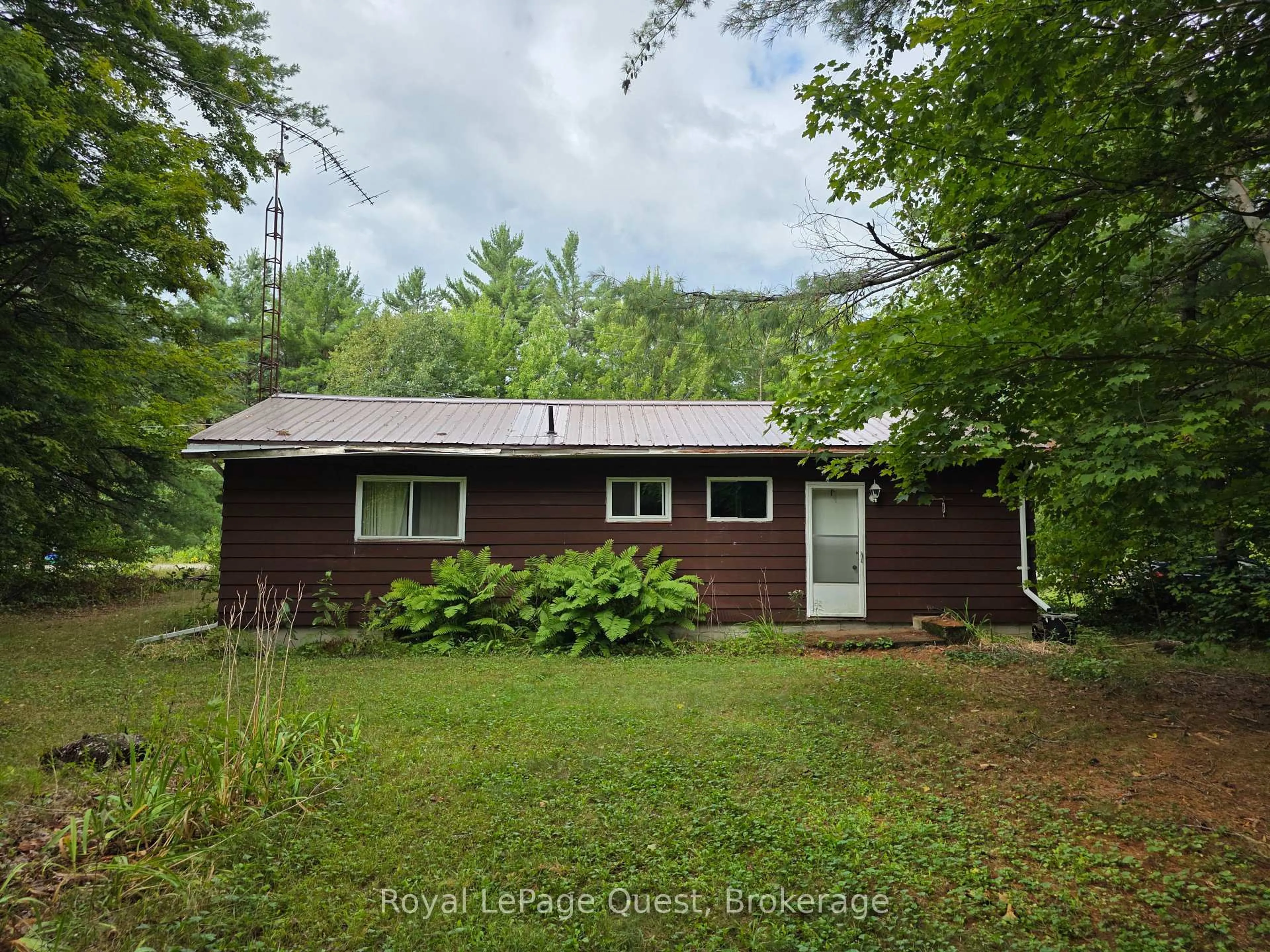 A pic from outside/outdoor area/front of a property/back of a property/a pic from drone, unknown for 1045 Sparrow Lake Rte, Gravenhurst Ontario P0E 1G0