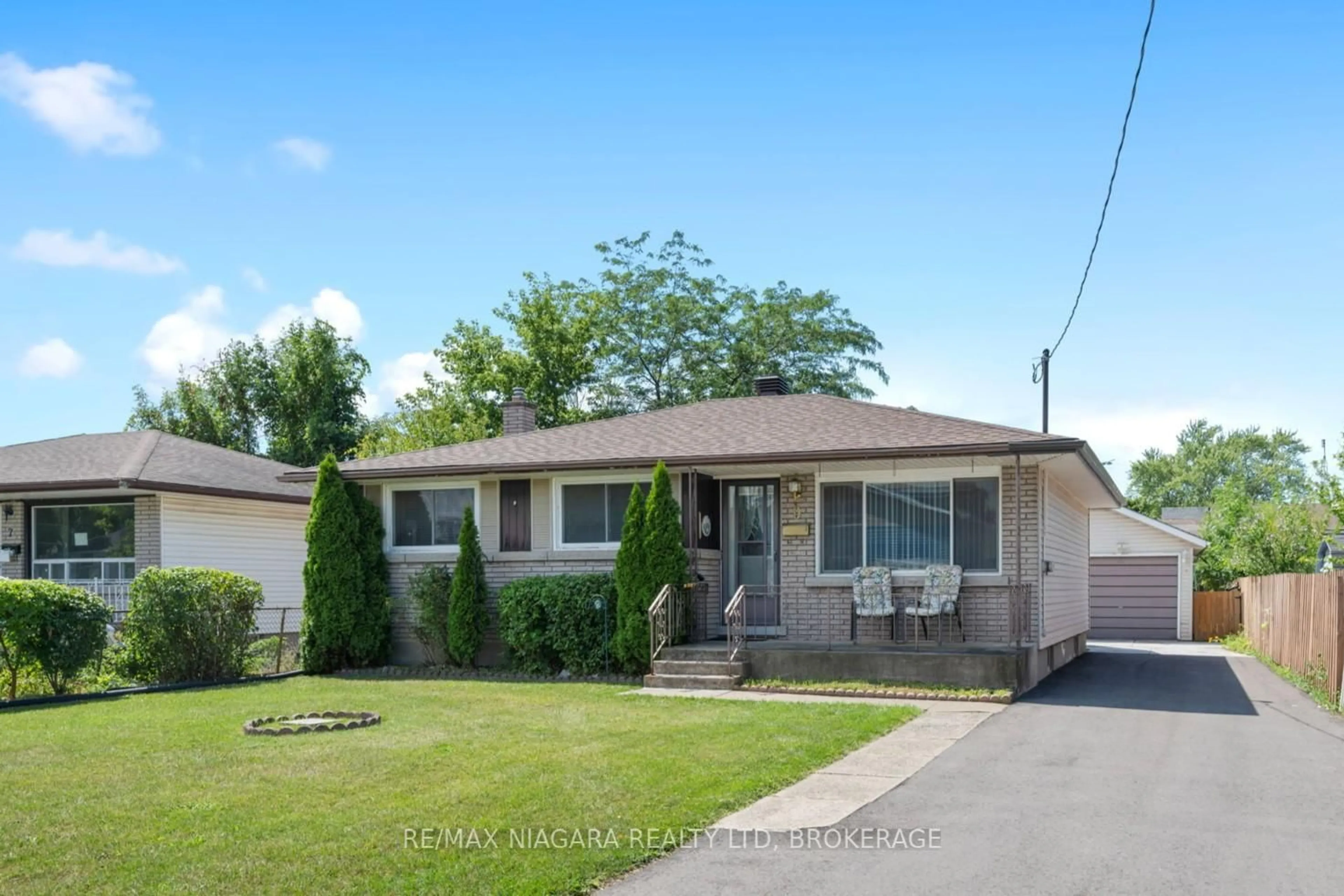 Home with vinyl exterior material, street for 9 Ashford Pl, St. Catharines Ontario L2P 2G1