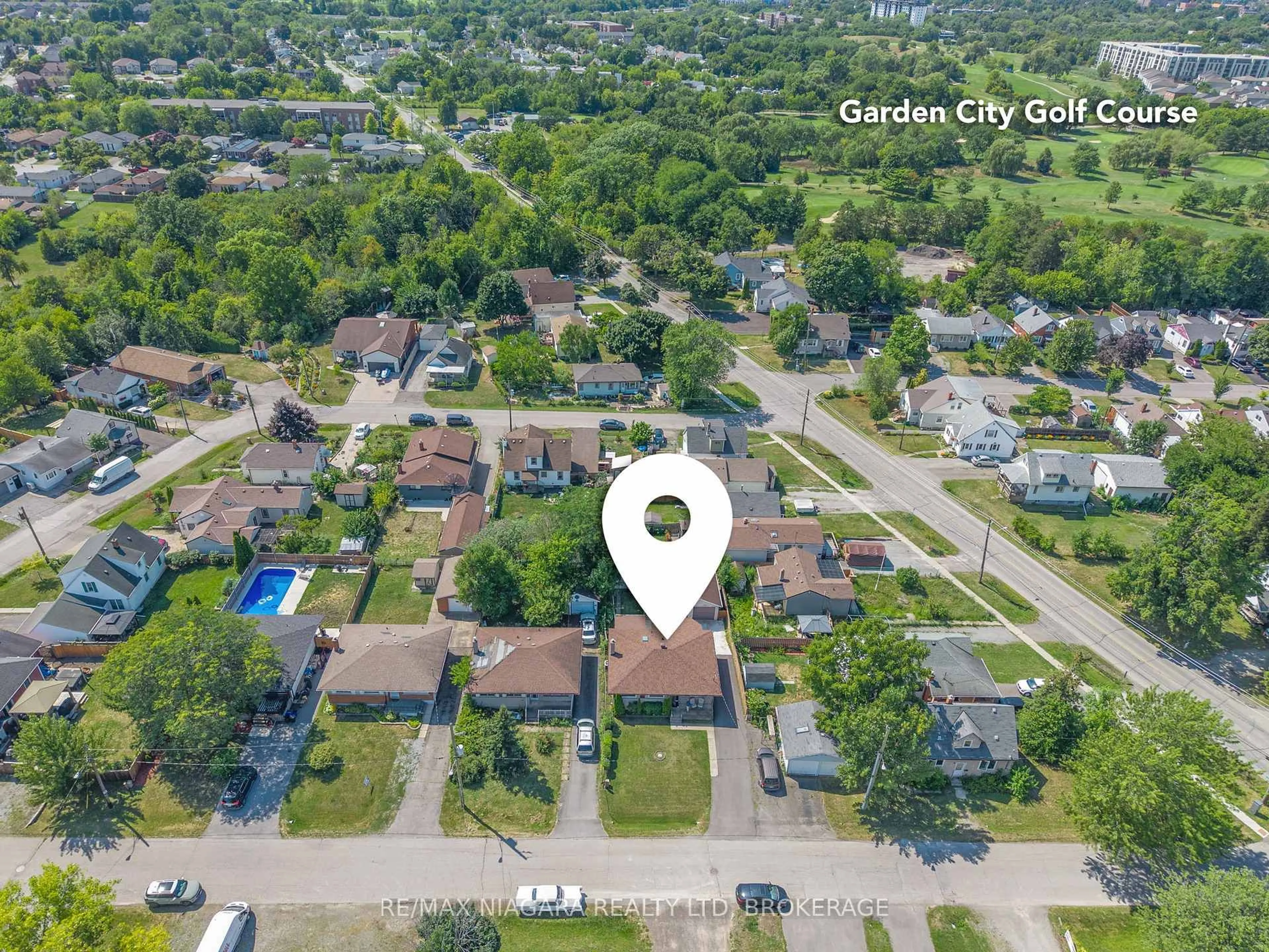 A pic from outside/outdoor area/front of a property/back of a property/a pic from drone, street for 9 Ashford Pl, St. Catharines Ontario L2P 2G1
