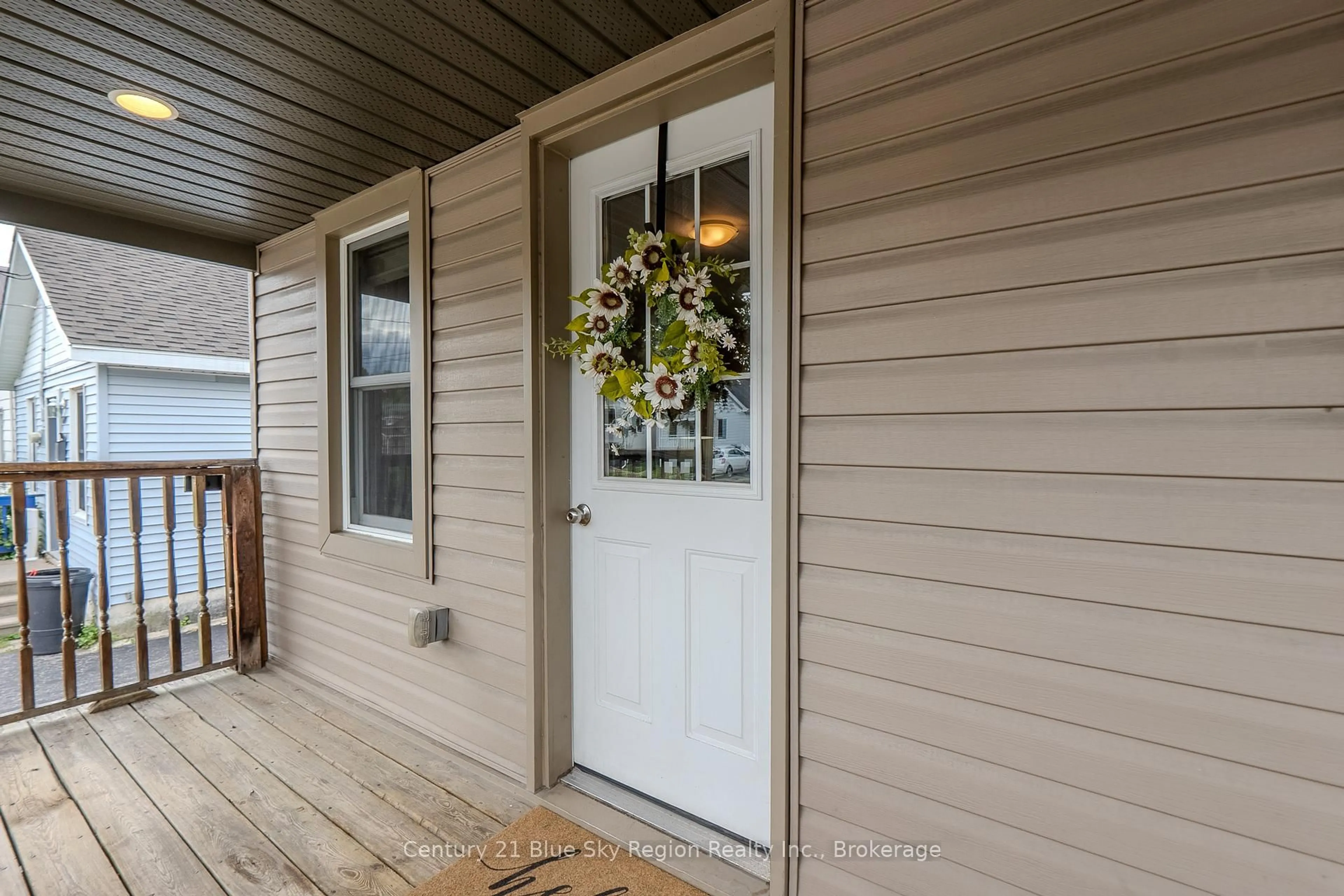 Indoor entryway for 459 King St, North Bay Ontario P1B 6A1