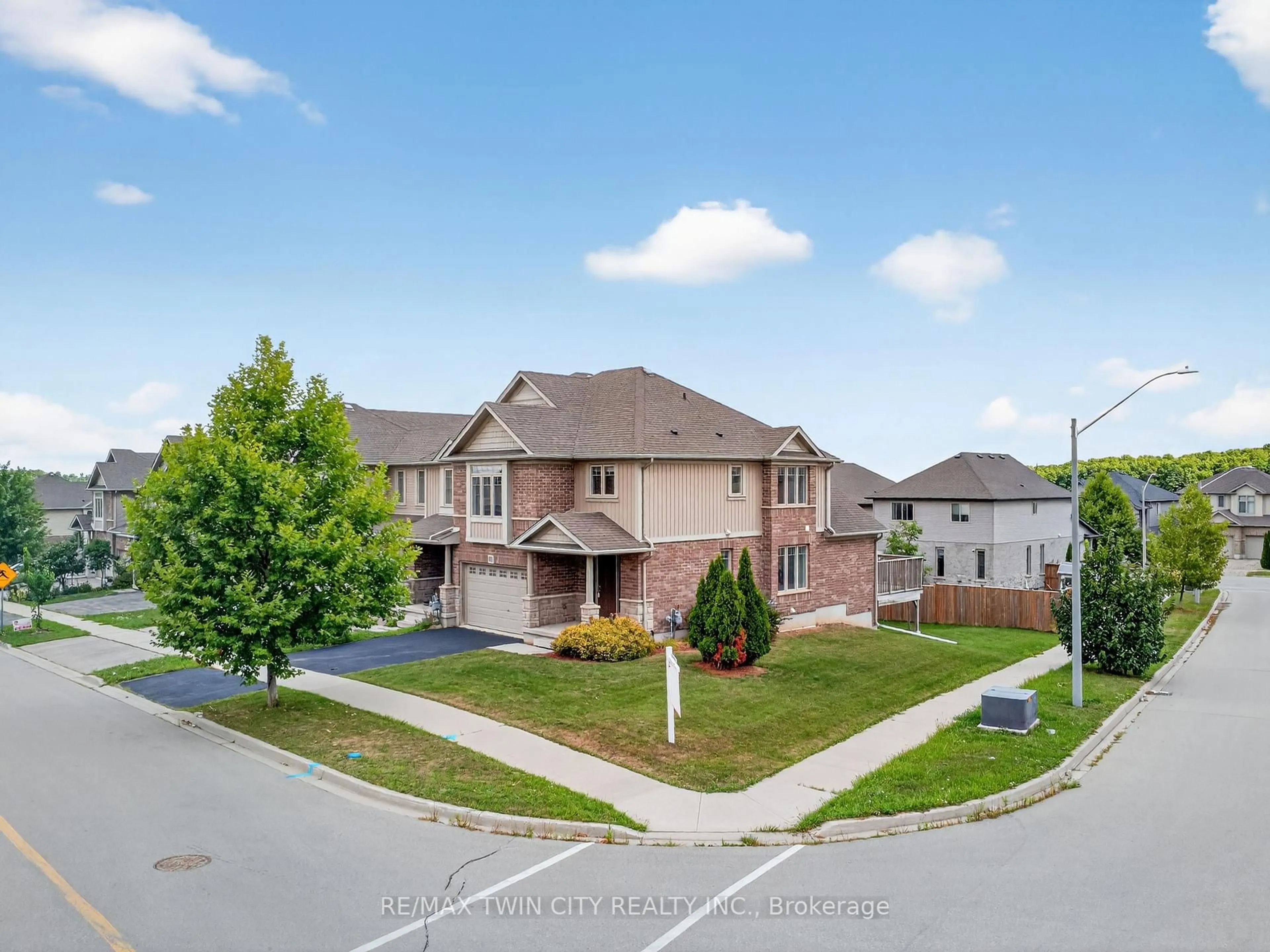 A pic from outside/outdoor area/front of a property/back of a property/a pic from drone, street for 420 Avens St, Waterloo Ontario N2V 0B5