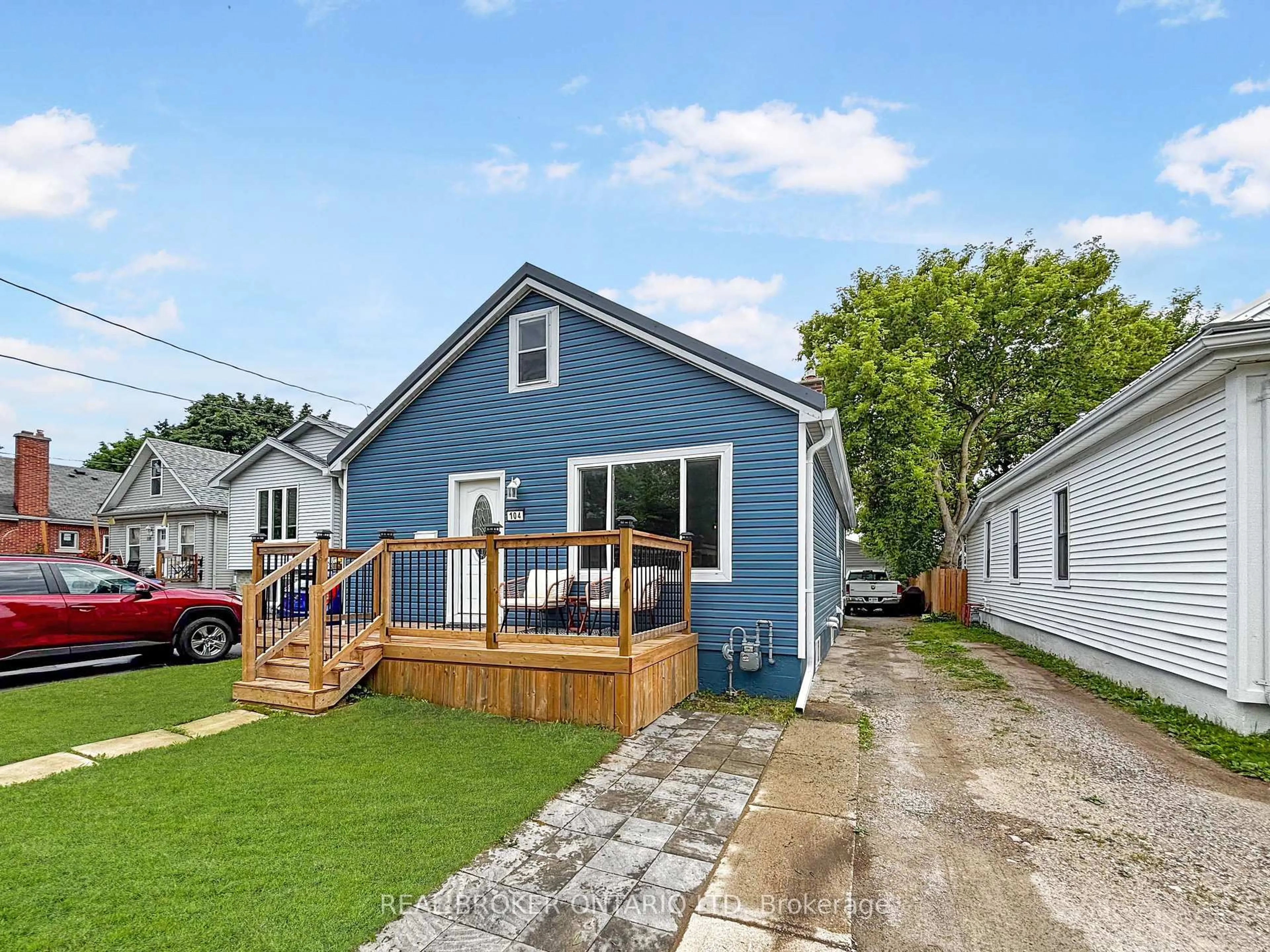 A pic from outside/outdoor area/front of a property/back of a property/a pic from drone, street for 104 Delaware St, London East Ontario N5Z 2N5