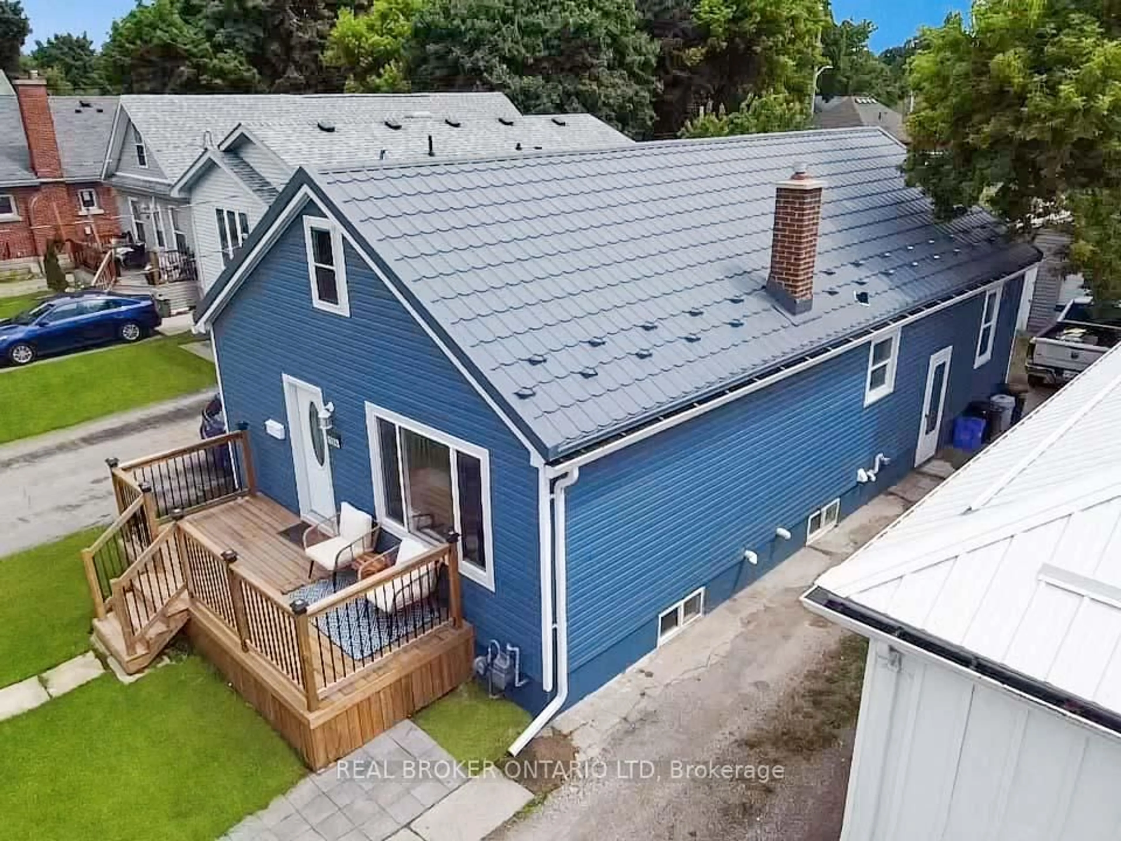 A pic from outside/outdoor area/front of a property/back of a property/a pic from drone, unknown for 104 Delaware St, London East Ontario N5Z 2N5