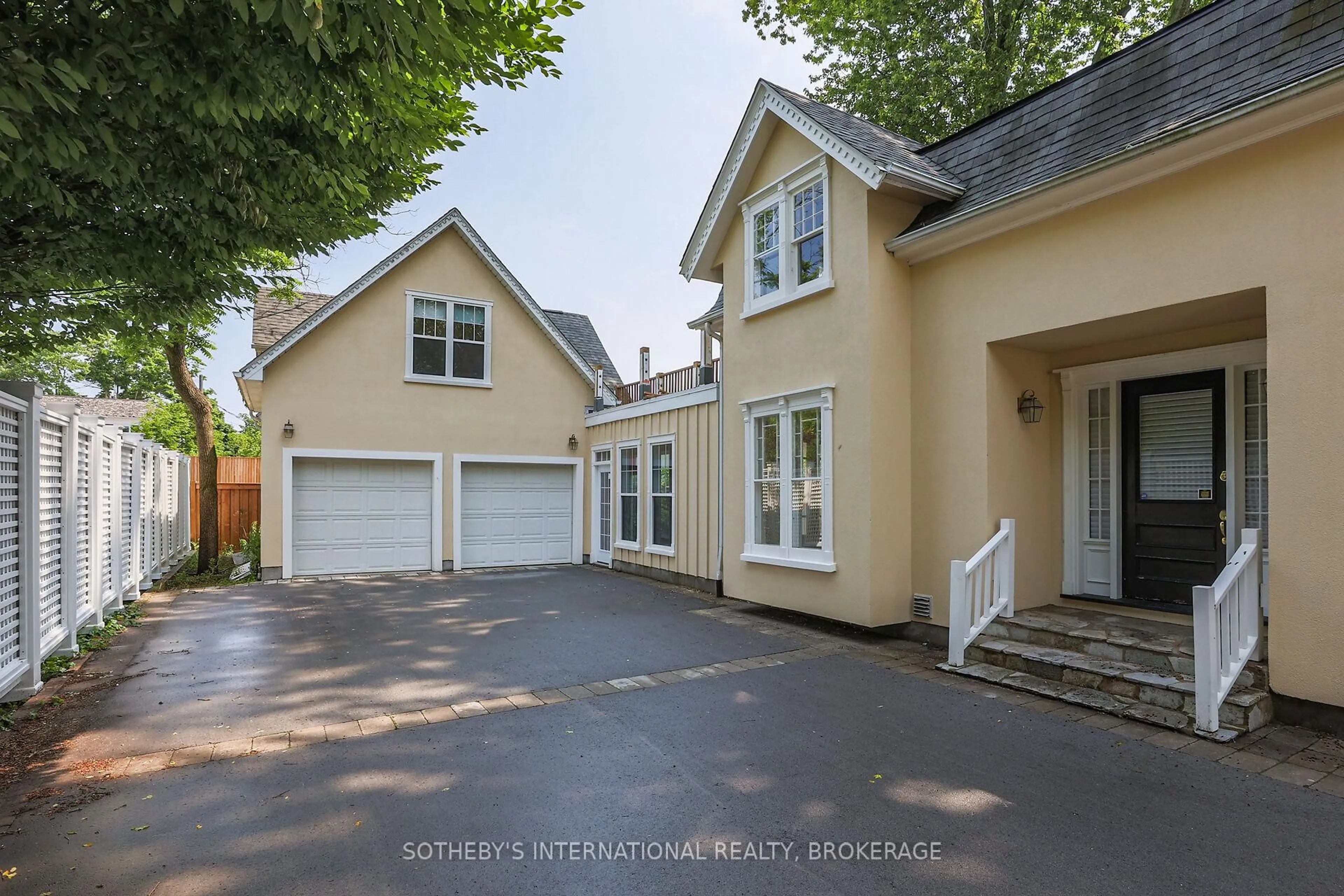A pic from outside/outdoor area/front of a property/back of a property/a pic from drone, street for 129 JOHNSON St, Niagara-on-the-Lake Ontario L0S 1J0