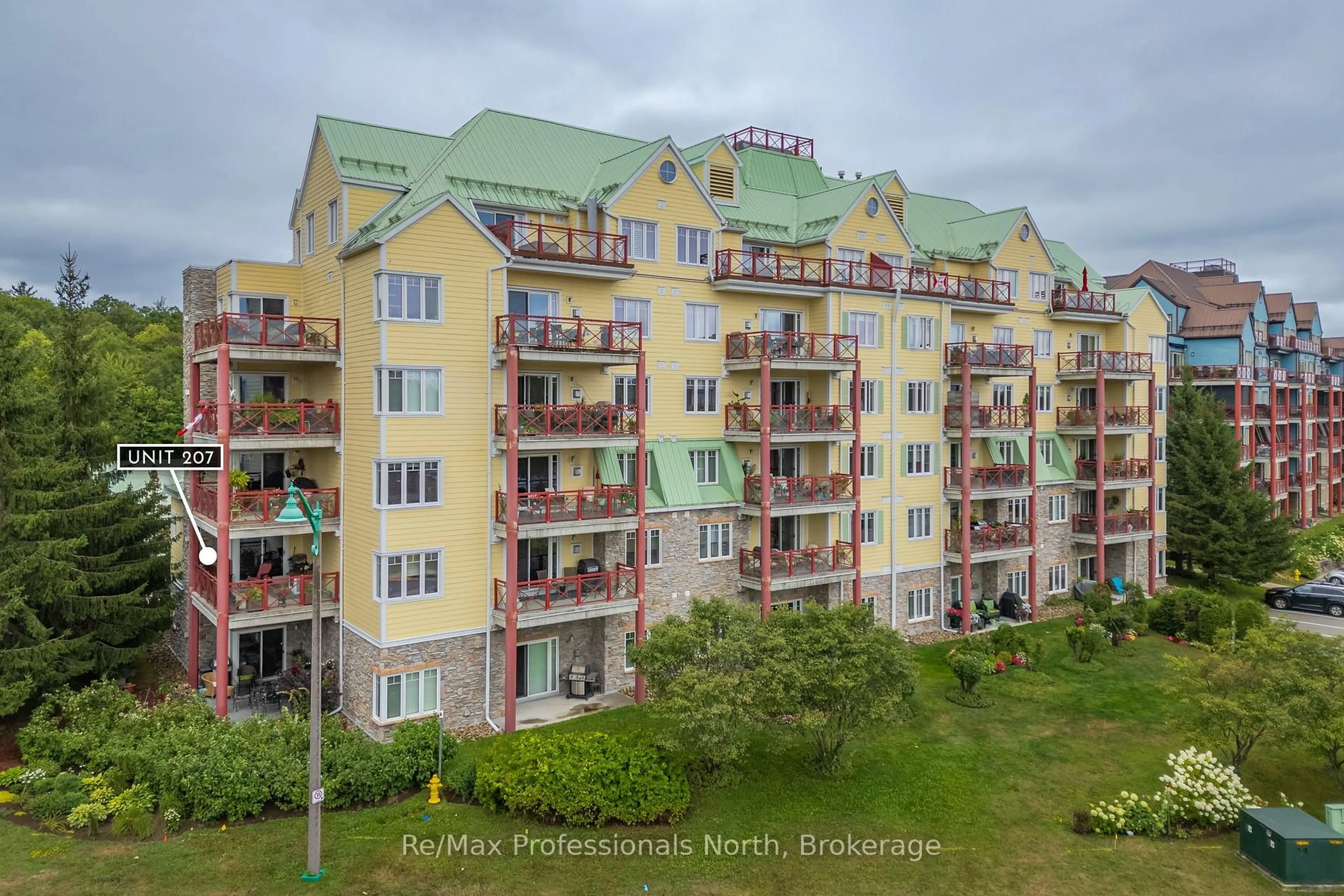 A pic from outside/outdoor area/front of a property/back of a property/a pic from drone, city buildings view from balcony for 110 Steamship Bay Rd #207, Gravenhurst Ontario P1P 1Z9