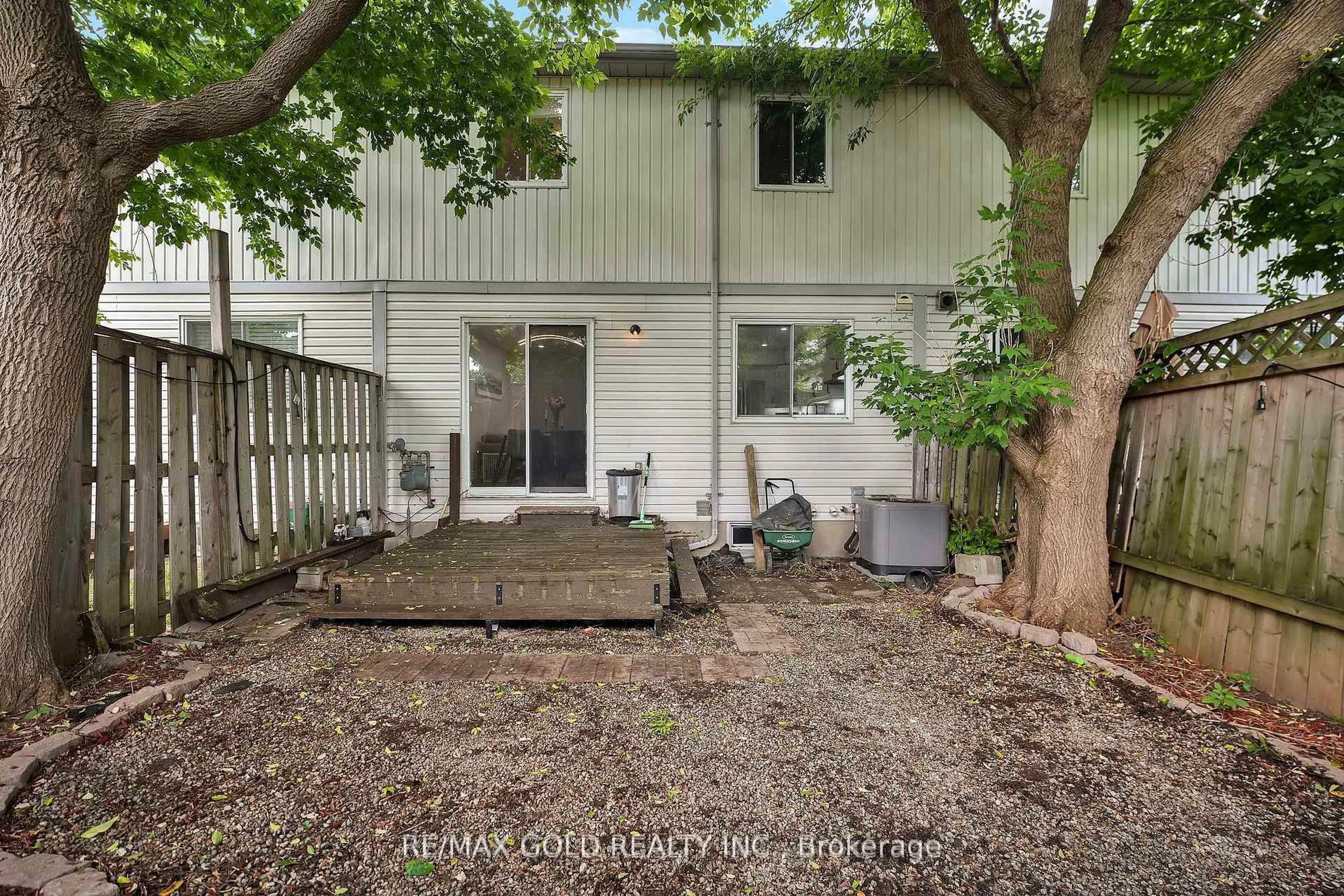 Patio, unknown for 90 Mooregate Cres #34, Kitchener Ontario N2M 5P7