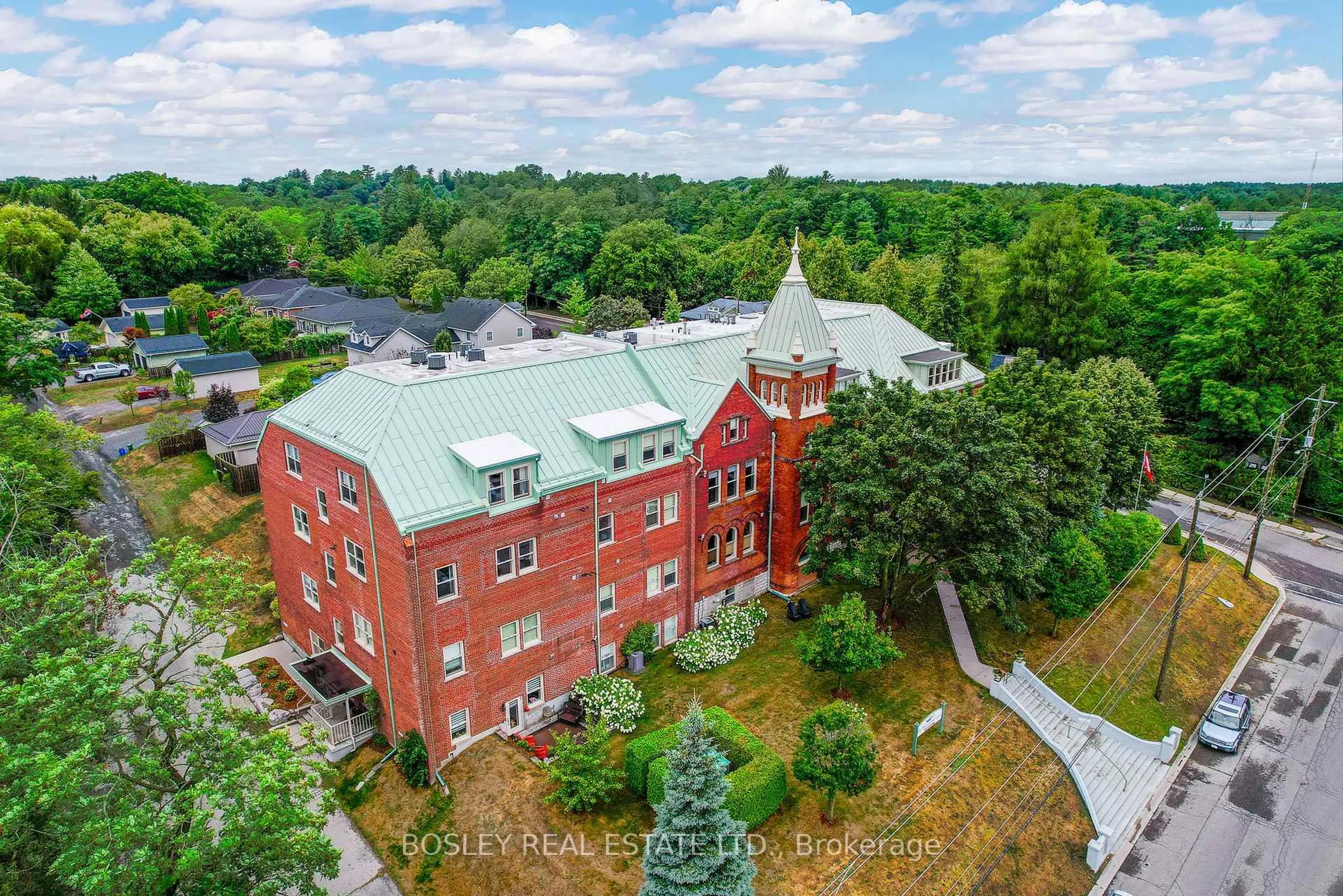 A pic from outside/outdoor area/front of a property/back of a property/a pic from drone, building for 72 Pine St #304, Port Hope Ontario L1A 3G8