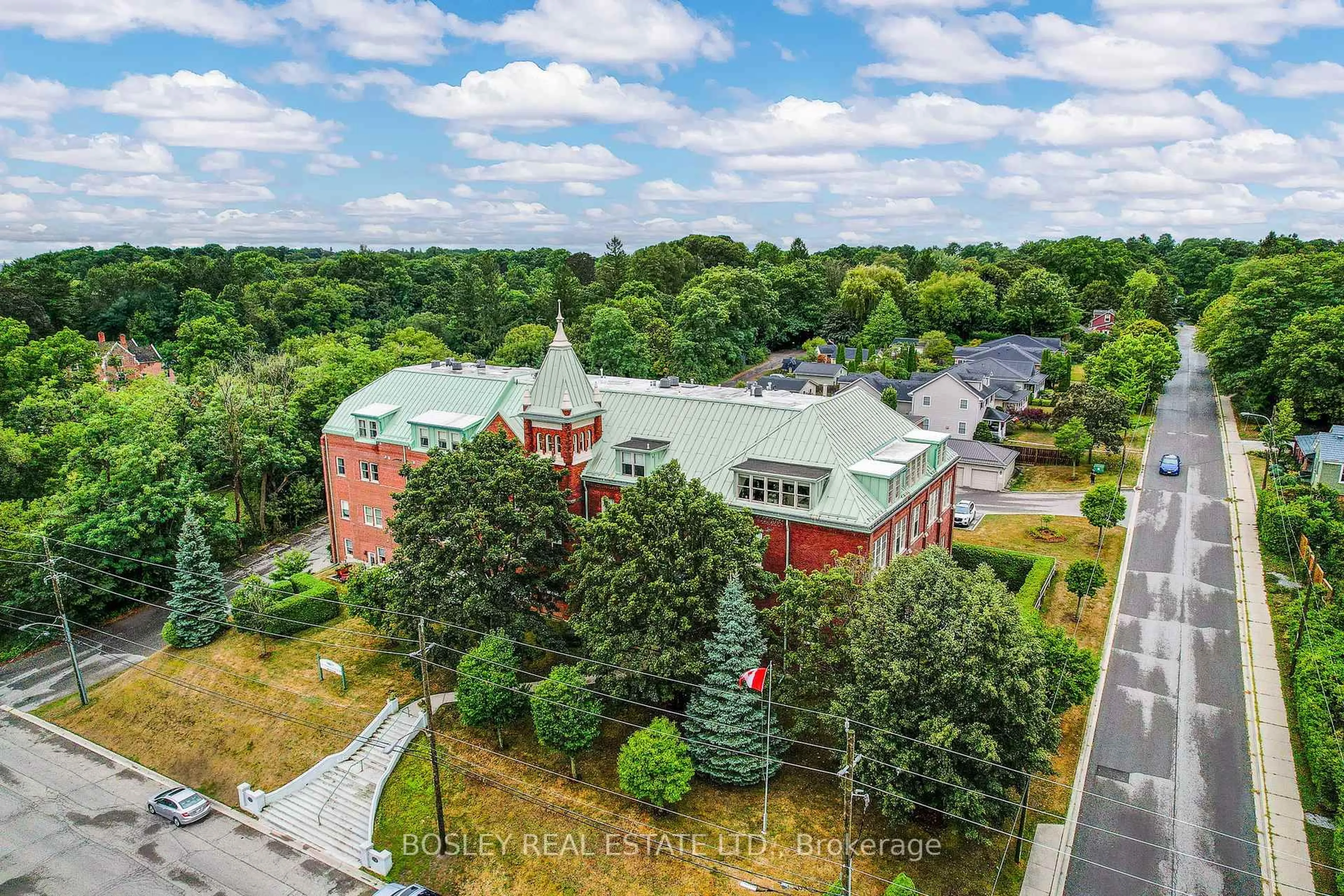 A pic from outside/outdoor area/front of a property/back of a property/a pic from drone, building for 72 Pine St #304, Port Hope Ontario L1A 3G8