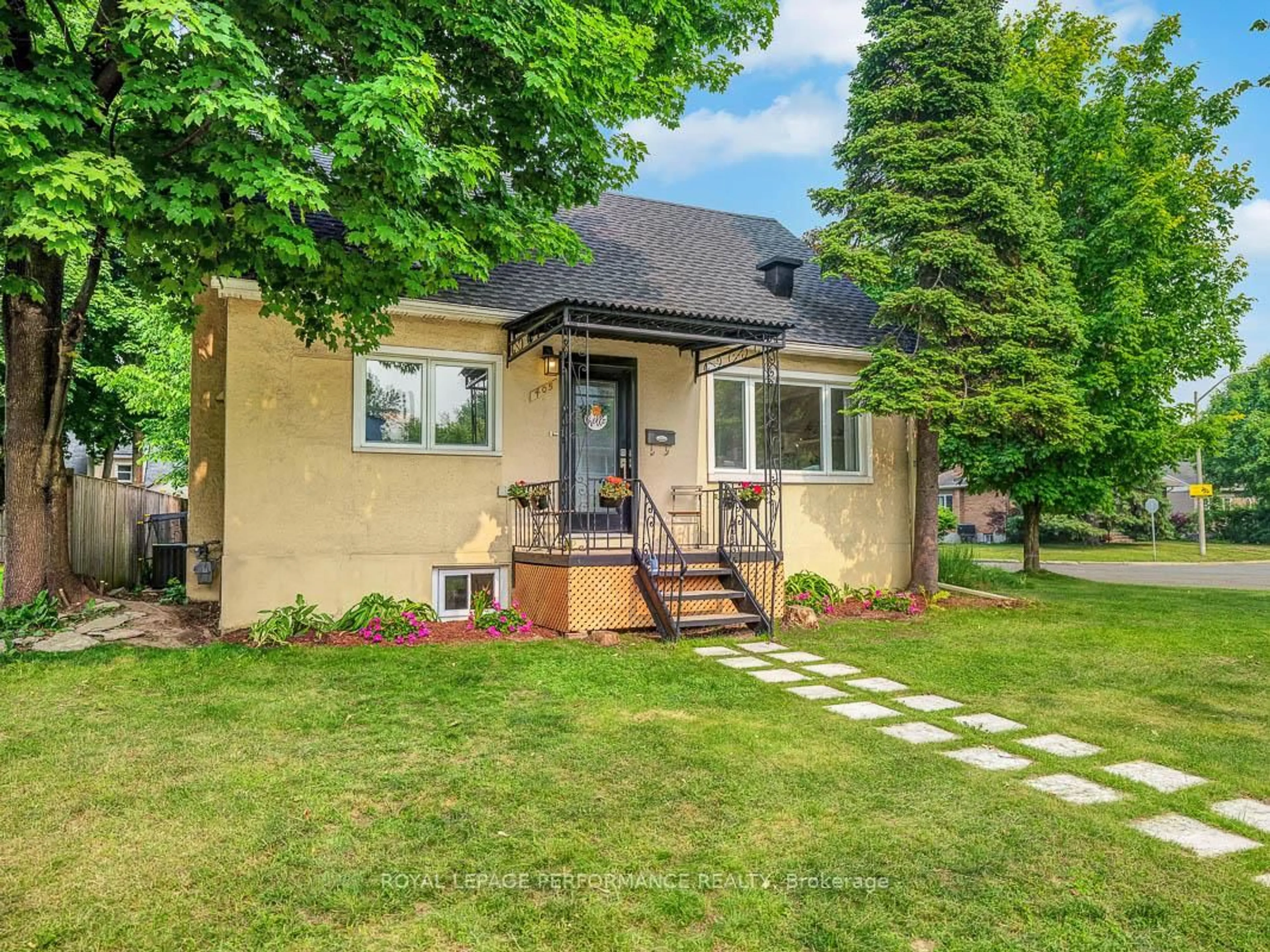 Home with vinyl exterior material, street for 405 Allen Blvd, Ottawa Ontario K1L 7B6