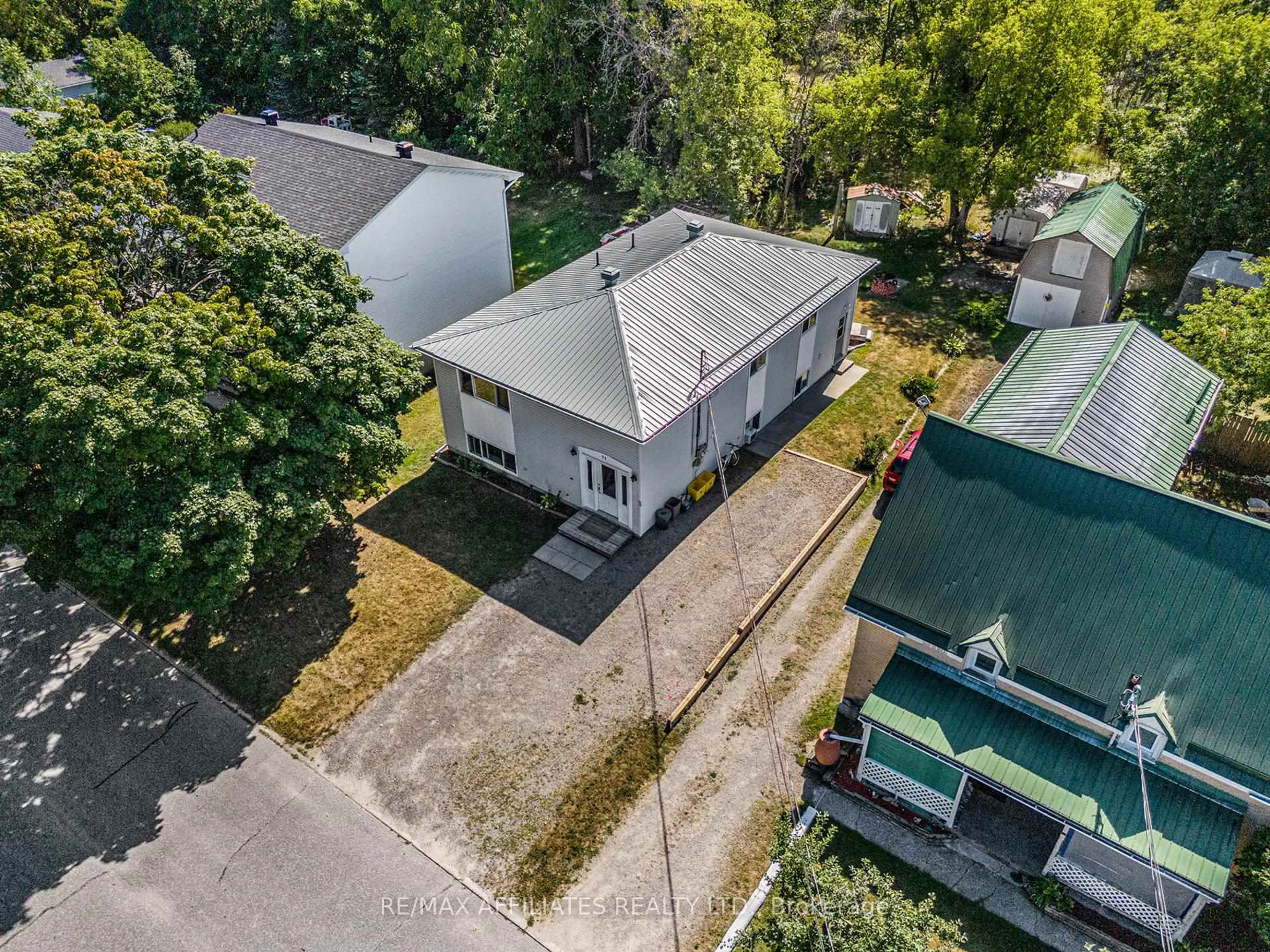 A pic from outside/outdoor area/front of a property/back of a property/a pic from drone, street for 71 Stephen St, Smiths Falls Ontario K7A 1K7