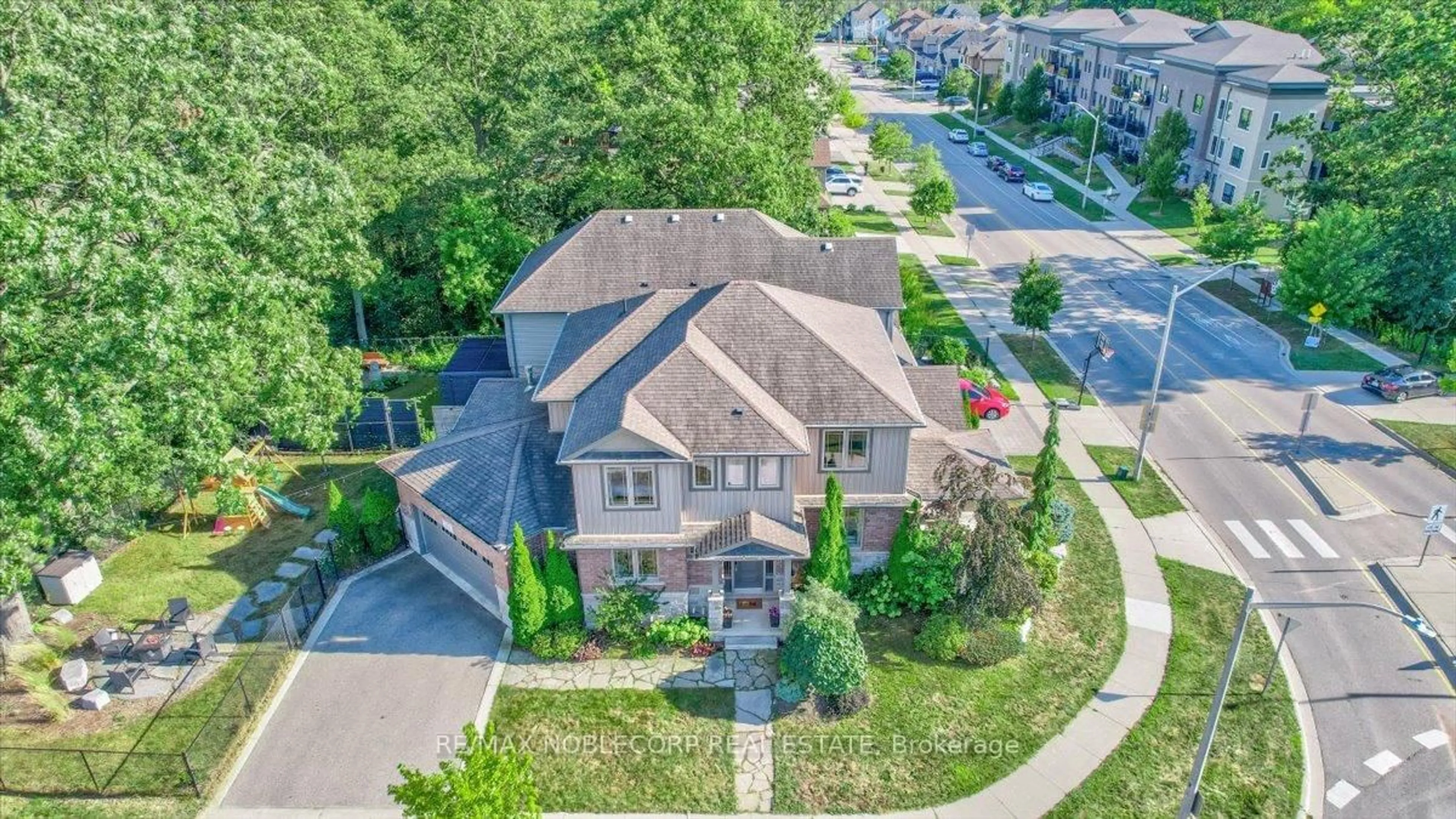 A pic from outside/outdoor area/front of a property/back of a property/a pic from drone, street for 232 Maple Bush Dr, Cambridge Ontario N1T 0B8