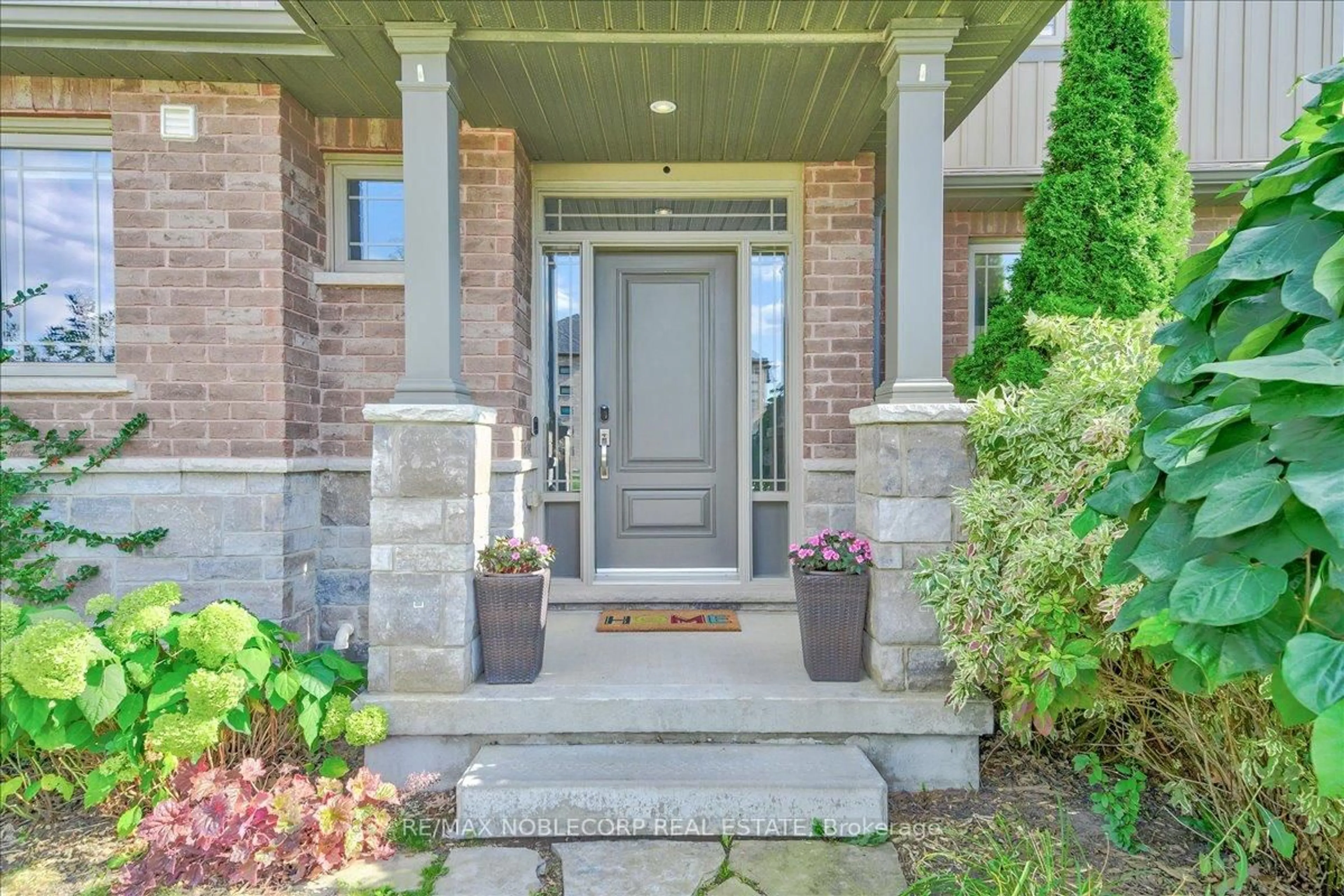 Indoor entryway for 232 Maple Bush Dr, Cambridge Ontario N1T 0B8