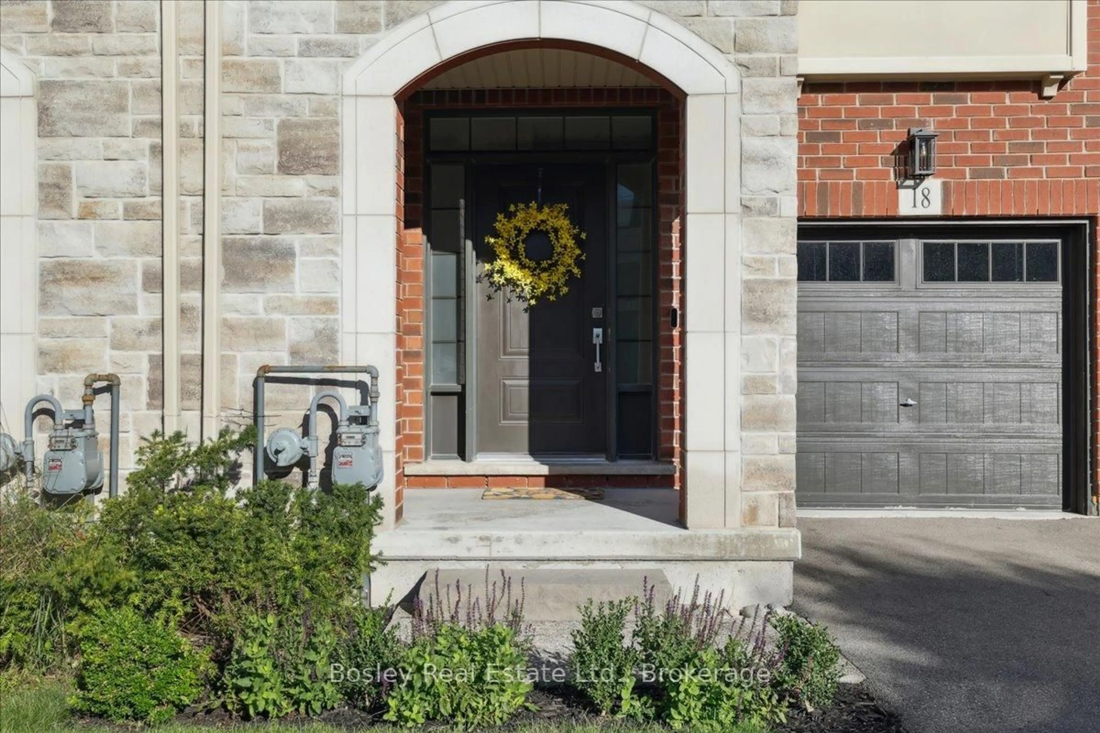 Indoor entryway for 1890 Rymal Rd #18, Hamilton Ontario L0R 1P0