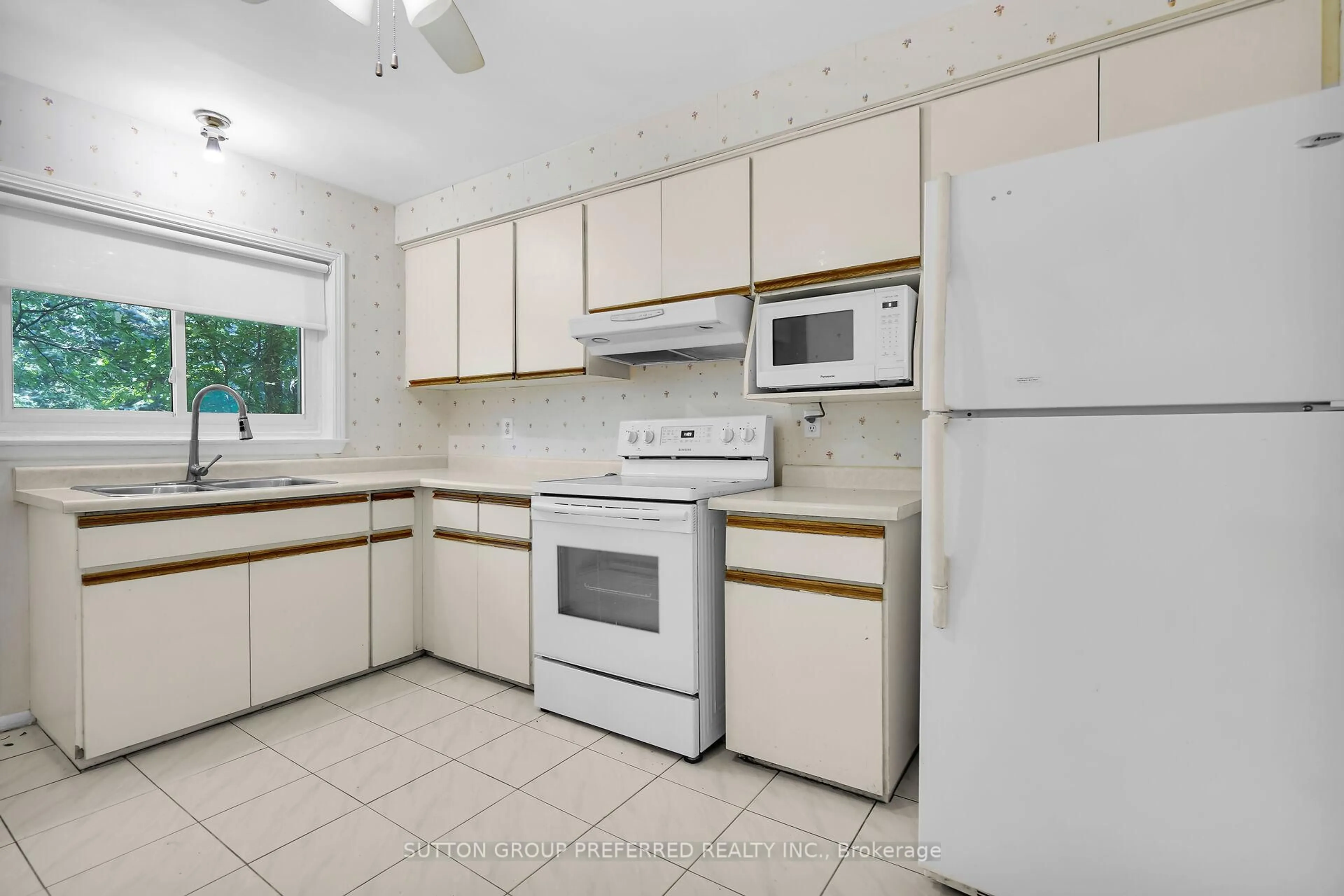 Standard kitchen, unknown for 1541 Limberlost Rd, London North Ontario N6G 2C9